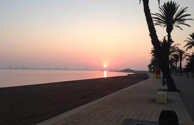 COMPLEJO RESIDENCIAL DE OBRA NUEVA EN MAR DE CRISTAL Moderno complejo residencial de apartamentos y áticos de nueva construcción situado muy cerca del paseo marítimo y de las largas y bonitas pla...
