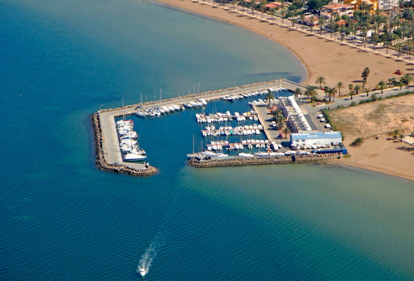 COMPLEJO RESIDENCIAL DE OBRA NUEVA EN MAR DE CRISTAL Moderno complejo residencial de apartamentos y áticos de nueva construcción situado muy cerca del paseo marítimo y de las largas y bonitas pla...