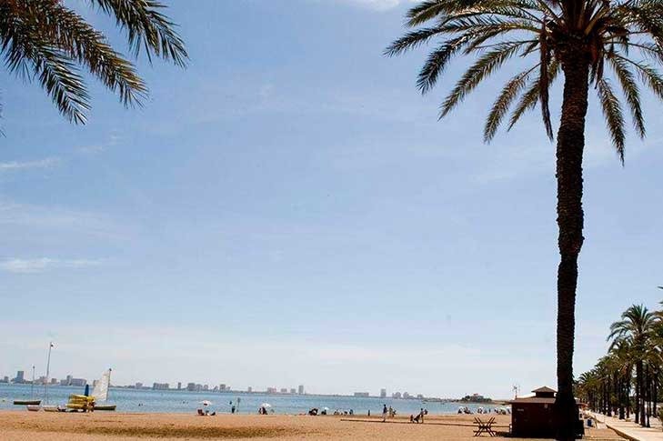 COMPLEJO RESIDENCIAL DE OBRA NUEVA EN MAR DE CRISTAL Moderno complejo residencial de apartamentos y áticos de nueva construcción situado muy cerca del paseo marítimo y de las largas y bonitas pla...
