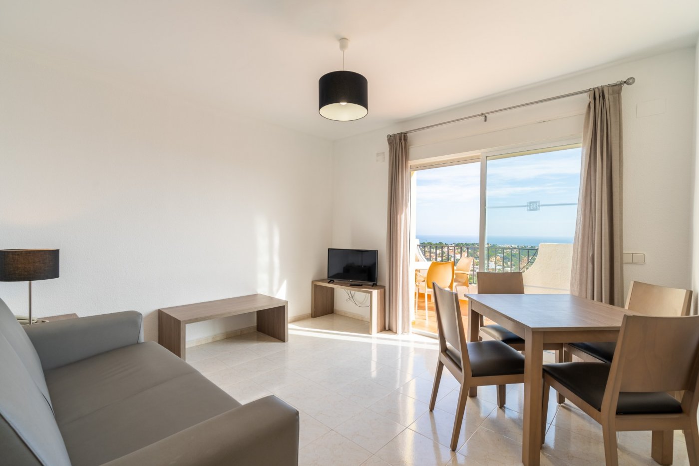 APARTAMENTOS BUNGALOW PLANTA ALTA EN CALPE Preciosos bungalows en planta alta con 1 dormitorio, 1 baño, cocina americana con salón, armarios empotrados y terrazas. Todos los bungalows disponen de...