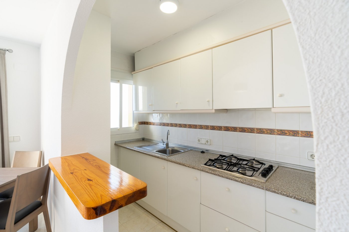 APARTAMENTOS BUNGALOW PLANTA ALTA EN CALPE Preciosos bungalows en planta alta con 1 dormitorio, 1 baño, cocina americana con salón, armarios empotrados y terrazas. Todos los bungalows disponen de...