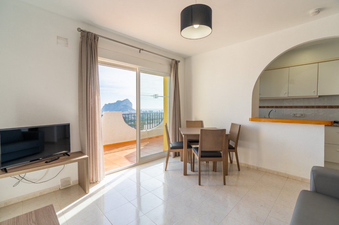 APARTAMENTOS BUNGALOW PLANTA ALTA EN CALPE Preciosos bungalows en planta alta con 1 dormitorio, 1 baño, cocina americana con salón, armarios empotrados y terrazas. Todos los bungalows disponen de...