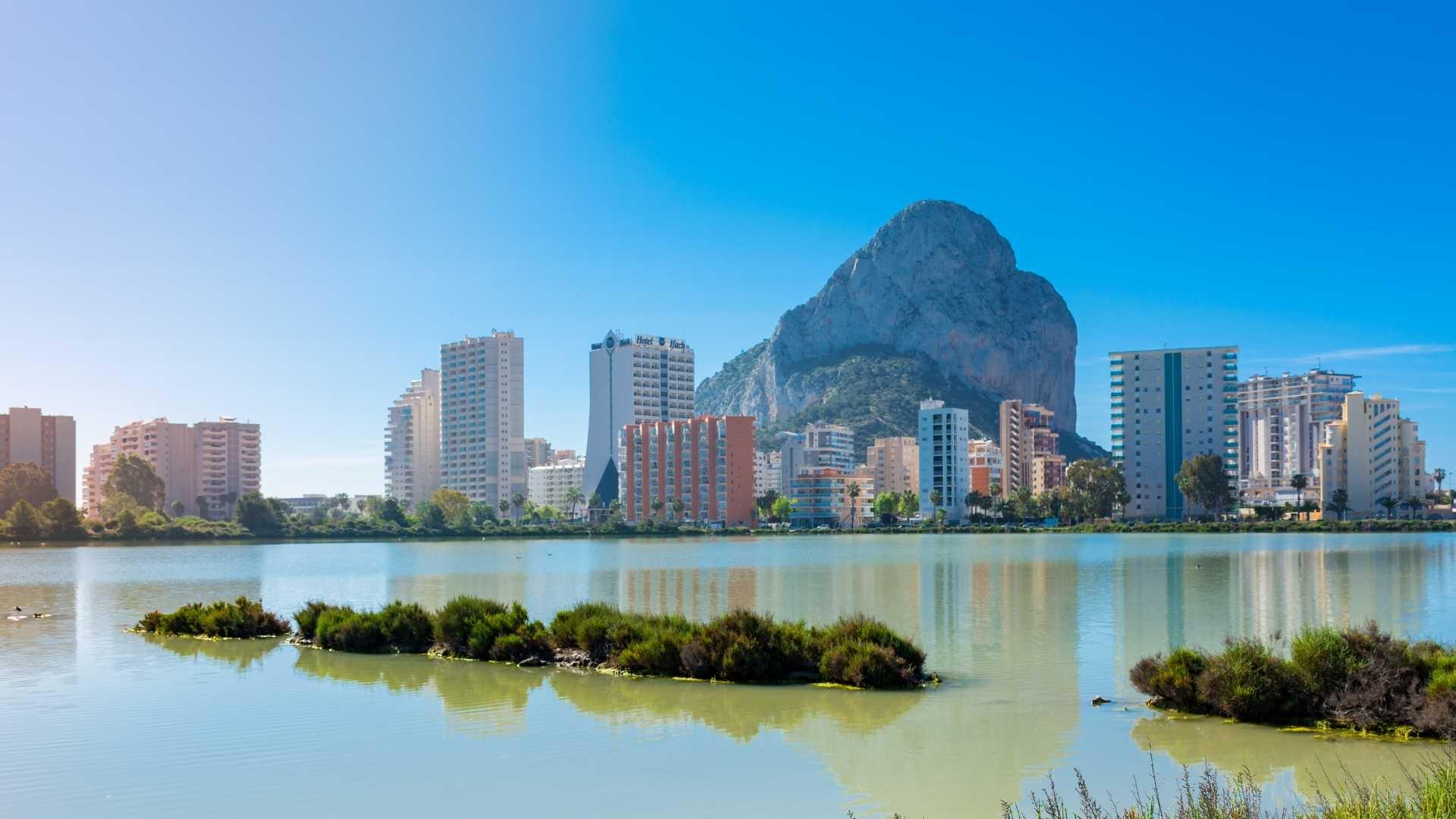 APARTAMENTOS DE OBRA NUEVA EN CALPE Complejo residencial de apartamentos de obra nueva en Calpe. Apartamentos modernos de 2 y 3 dormitorios, 2 baños, cocina americana con salón, armarios empotrad...