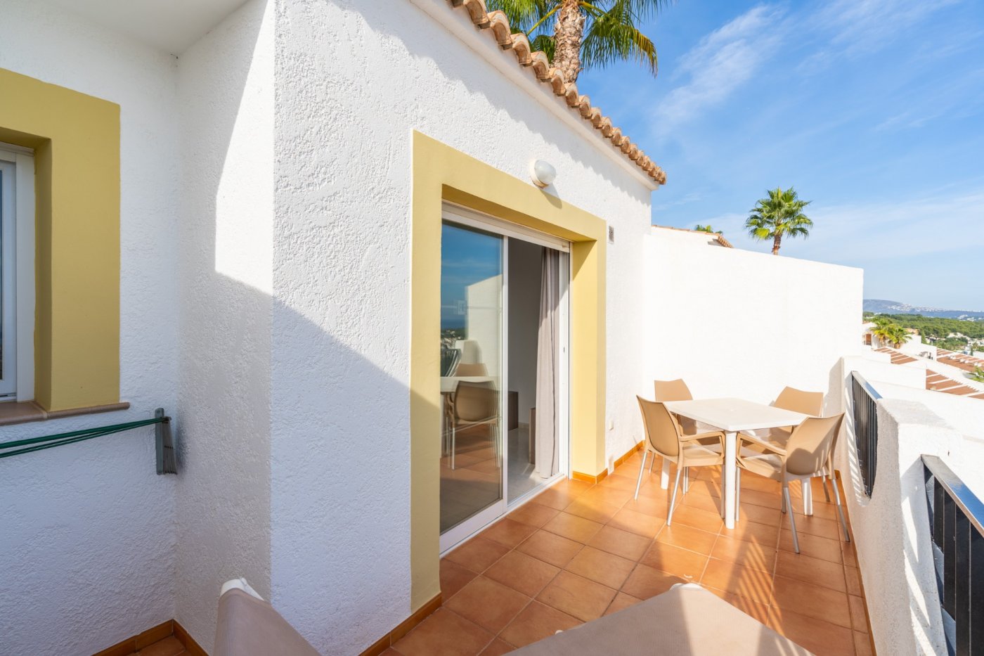 APARTAMENTOS BUNGALOW PLANTA ALTA EN CALPE Preciosos bungalows en planta alta con 1 dormitorio, 1 baño, cocina americana con salón, armarios empotrados y terrazas. Todos los bungalows disponen de...