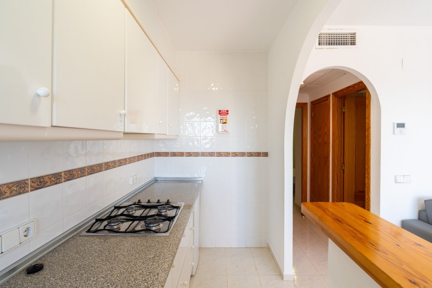APARTAMENTOS BUNGALOW PLANTA ALTA EN CALPE Preciosos bungalows en planta alta con 1 dormitorio, 1 baño, cocina americana con salón, armarios empotrados y terrazas. Todos los bungalows disponen de...