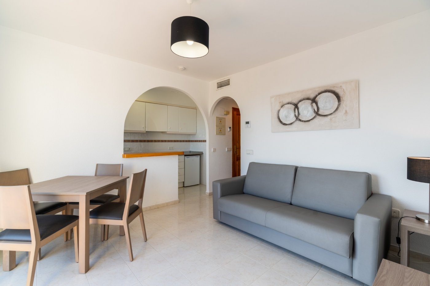 APARTAMENTOS BUNGALOW PLANTA ALTA EN CALPE Preciosos bungalows en planta alta con 1 dormitorio, 1 baño, cocina americana con salón, armarios empotrados y terrazas. Todos los bungalows disponen de...