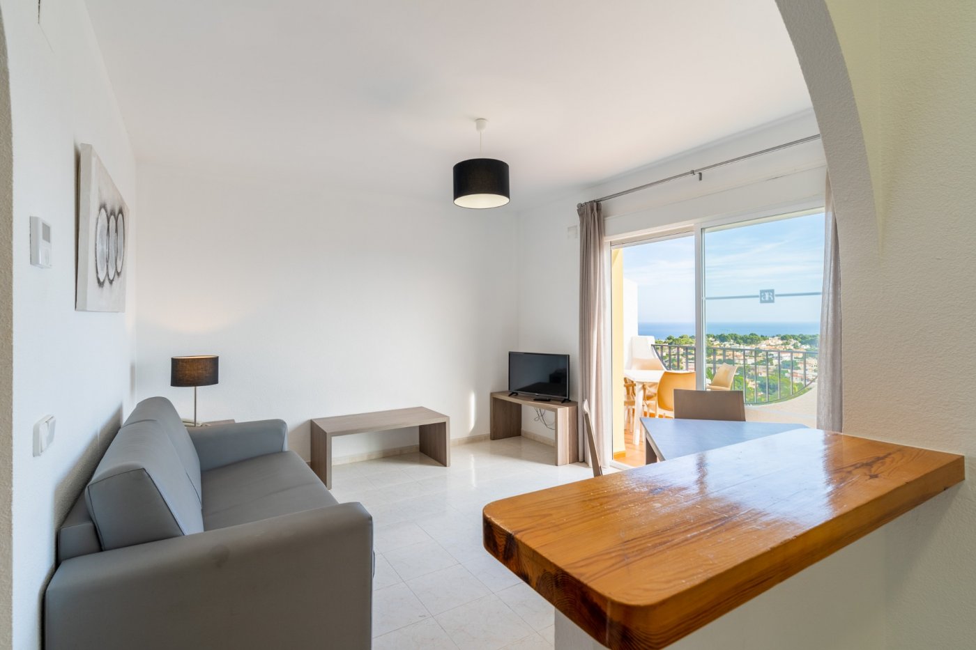 APARTAMENTOS BUNGALOW PLANTA ALTA EN CALPE Preciosos bungalows en planta alta con 1 dormitorio, 1 baño, cocina americana con salón, armarios empotrados y terrazas. Todos los bungalows disponen de...
