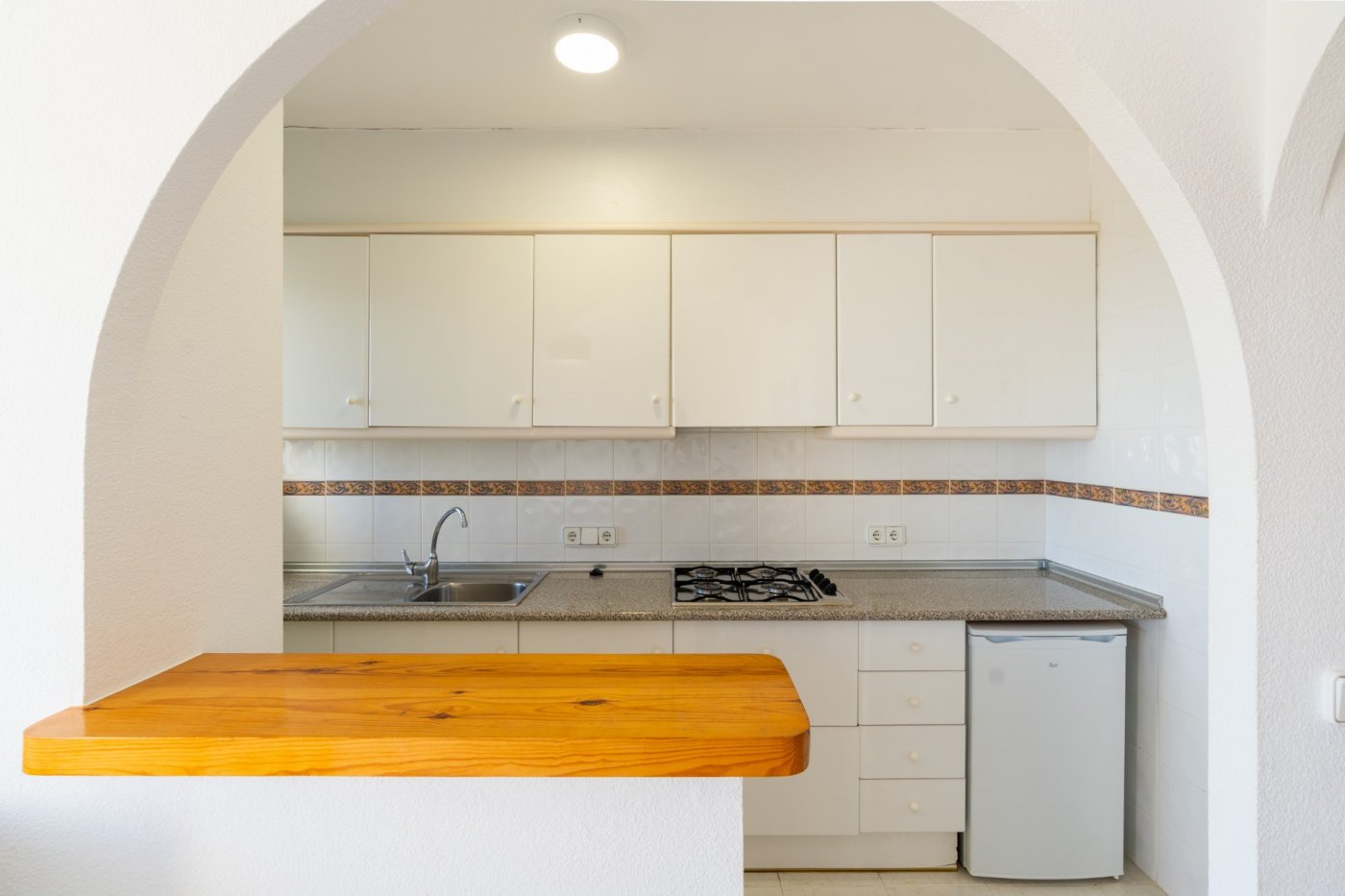 APARTAMENTOS BUNGALOW PLANTA ALTA EN CALPE Preciosos bungalows en planta alta con 1 dormitorio, 1 baño, cocina americana con salón, armarios empotrados y terrazas. Todos los bungalows disponen de...