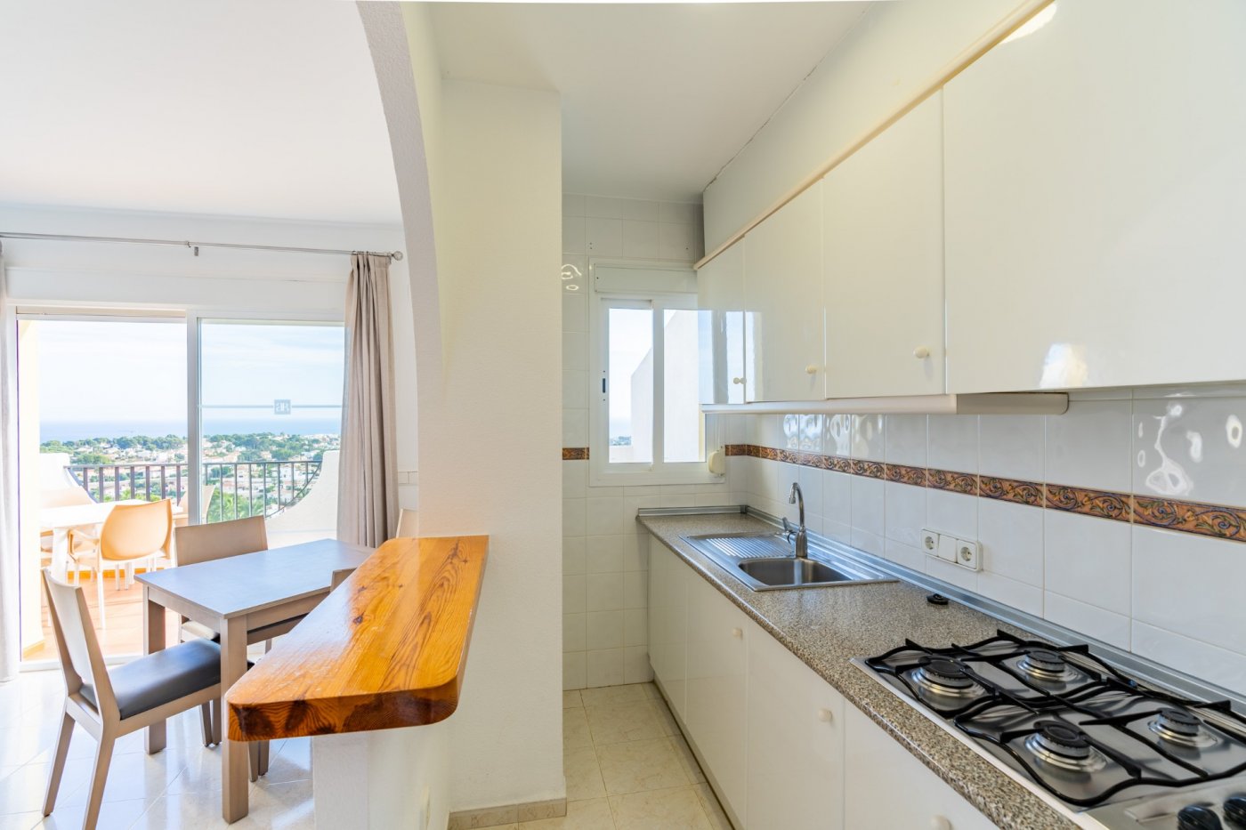 APARTAMENTOS BUNGALOW PLANTA ALTA EN CALPE Preciosos bungalows en planta alta con 1 dormitorio, 1 baño, cocina americana con salón, armarios empotrados y terrazas. Todos los bungalows disponen de...