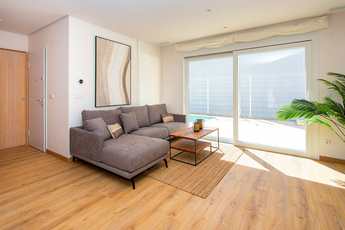 Imagen de Moderna Villa en Hondón: Piscina, Lujo y Eficiencia Energética