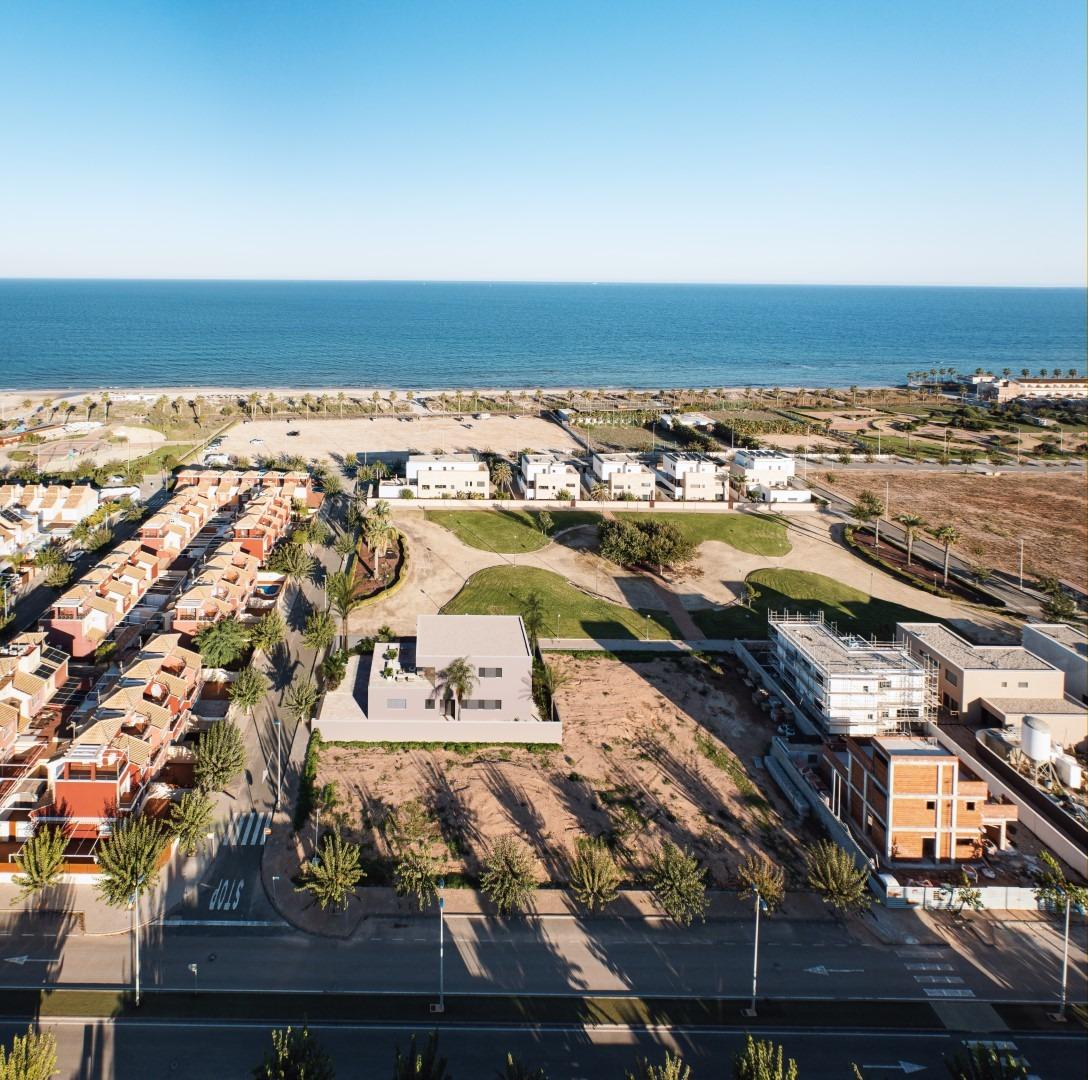 VILLA DE OBRA NUEVA EN TORRE DE LA HORADADA Moderna villat de obra nueva cerca de la playa de Higuericas en Torre de la Horadada. Villa consta de una parcela de 618 m², con 344 m² construidos. Vi...