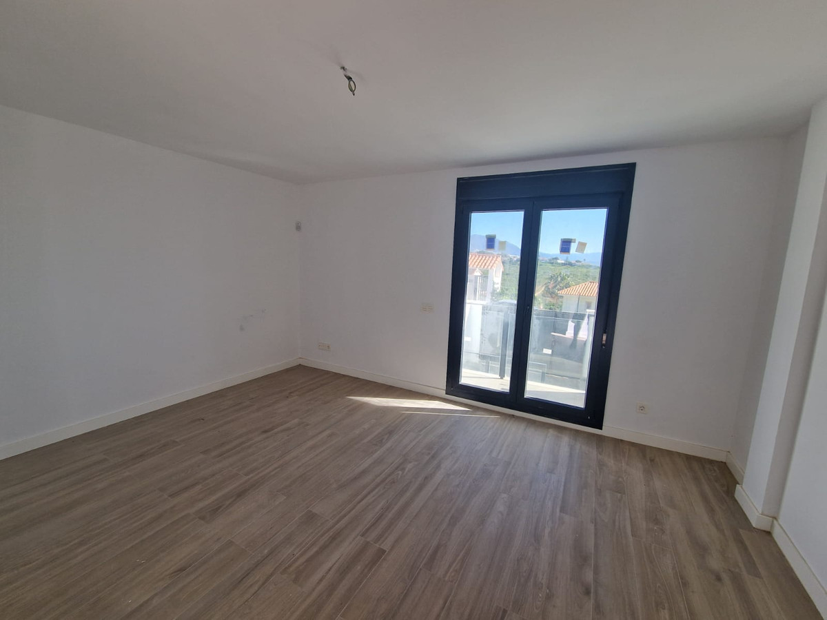 Nueva Promoción: Precios desde 385,000 € hasta 490,000 €. [Habitaciones: 2 - 3] [Baños: 2 - 3] [Construidos: 128.00 m2 - 207.00 m2] VILLA 1 207,45m² construidos en una parcela de 240m². Dispone...