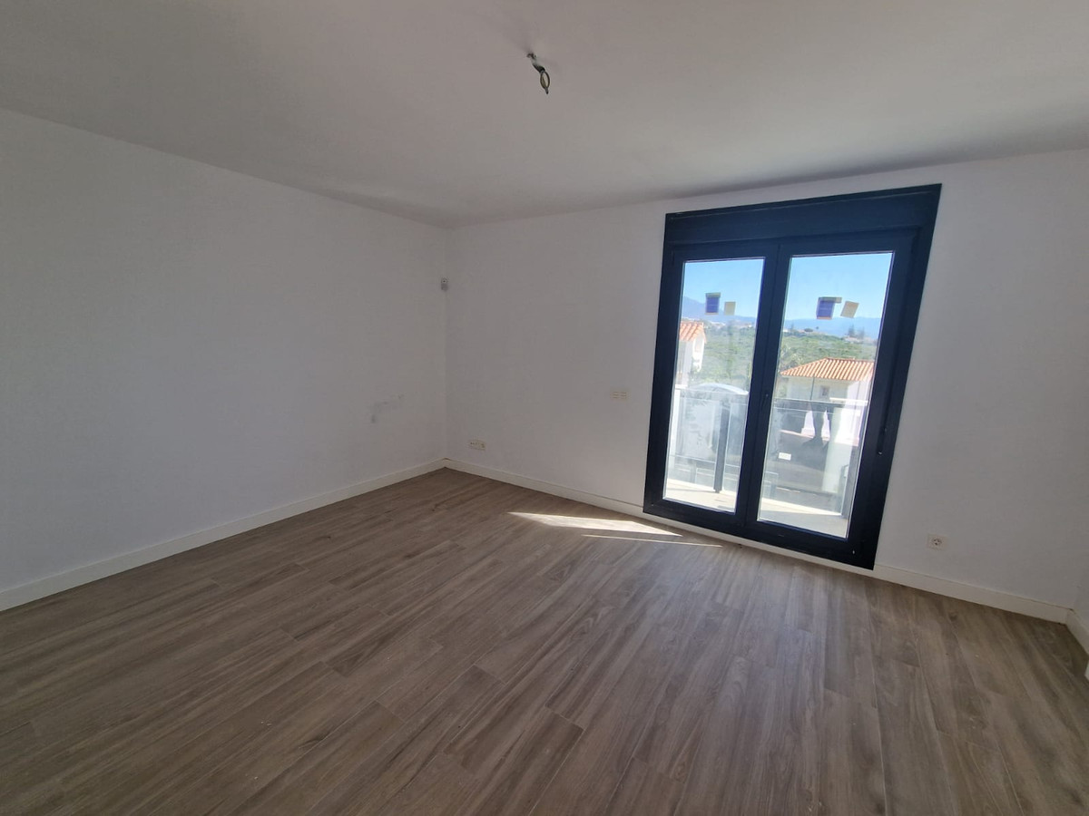 Nueva Promoción: Precios desde 385,000 € hasta 490,000 €. [Habitaciones: 2 - 3] [Baños: 2 - 3] [Construidos: 128.00 m2 - 207.00 m2] VILLA 1 207,45m² construidos en una parcela de 240m². Dispone...