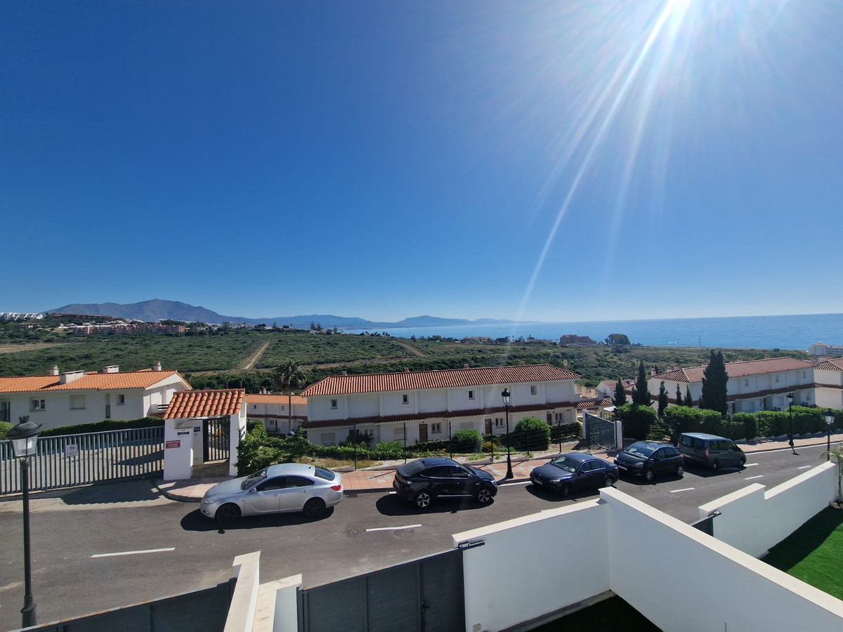 Nueva Promoción: Precios desde 385,000 € hasta 490,000 €. [Habitaciones: 2 - 3] [Baños: 2 - 3] [Construidos: 128.00 m2 - 207.00 m2] VILLA 1 207,45m² construidos en una parcela de 240m². Dispone...