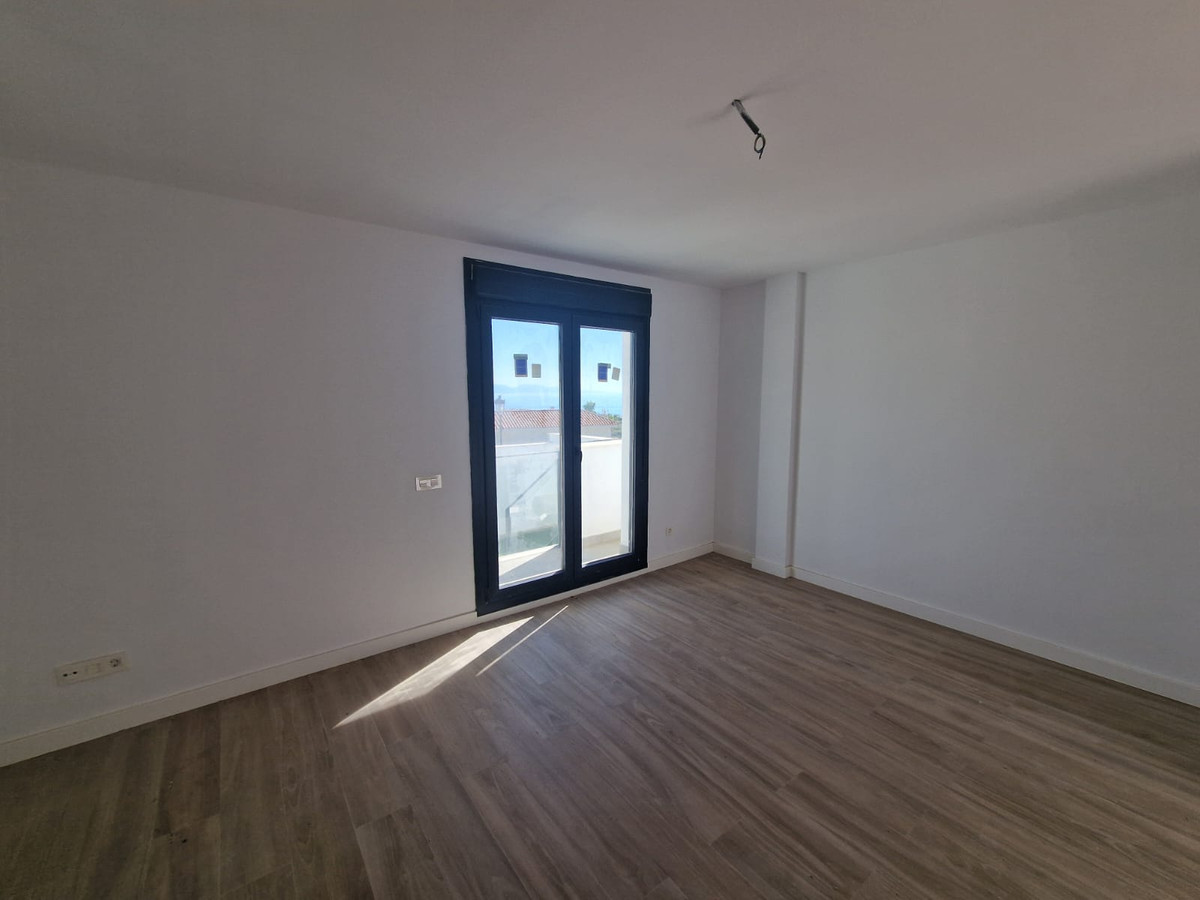 Nueva Promoción: Precios desde 385,000 € hasta 490,000 €. [Habitaciones: 2 - 3] [Baños: 2 - 3] [Construidos: 128.00 m2 - 207.00 m2] VILLA 1 207,45m² construidos en una parcela de 240m². Dispone...