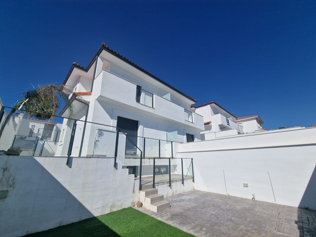 Nueva Promoción: Precios desde 385,000 € hasta 490,000 €. [Habitaciones: 2 - 3] [Baños: 2 - 3] [Construidos: 128.00 m2 - 207.00 m2] VILLA 1 207,45m² construidos en una parcela de 240m². Dispone...