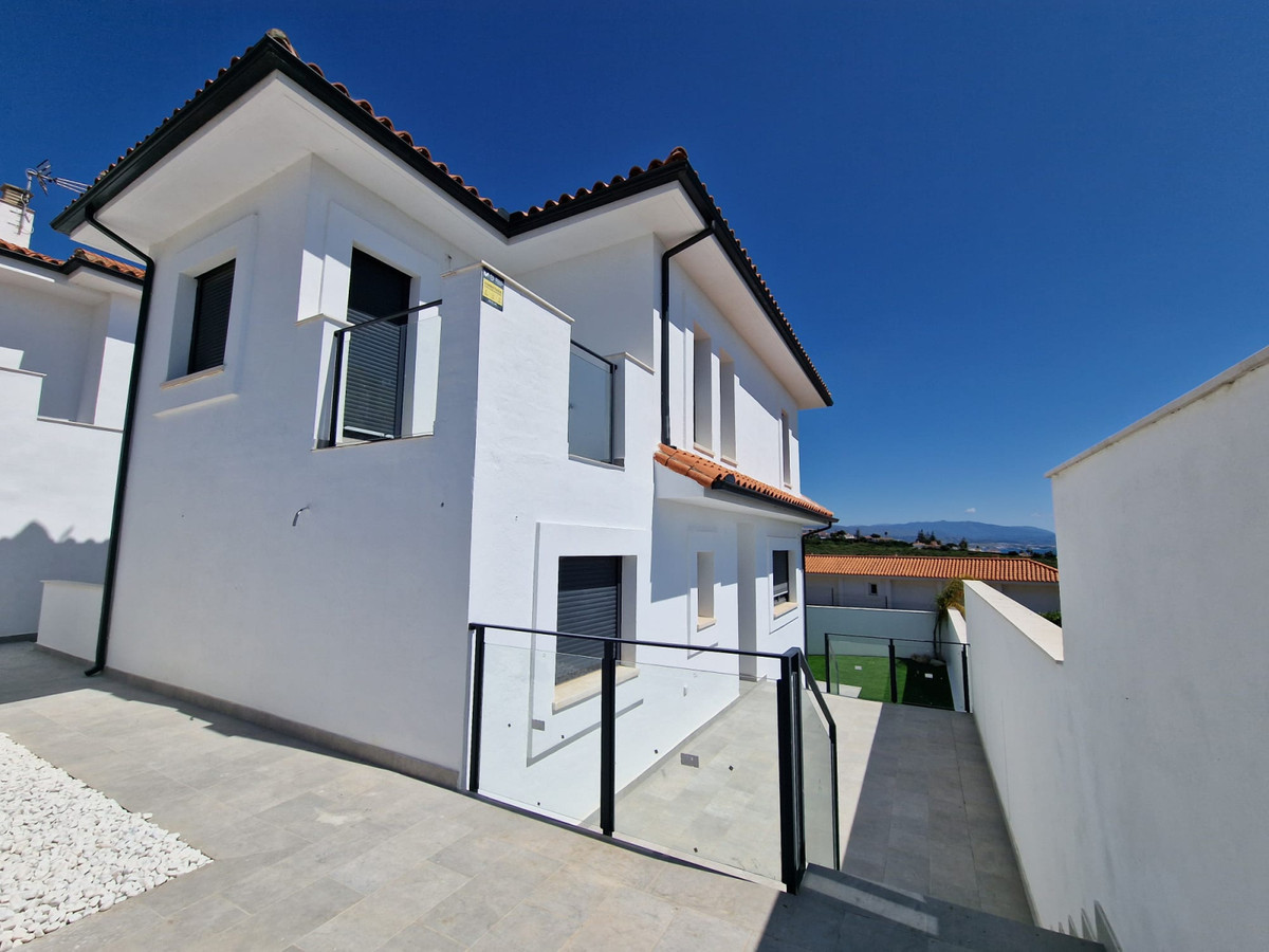 Nueva Promoción: Precios desde 385,000 € hasta 490,000 €. [Habitaciones: 2 - 3] [Baños: 2 - 3] [Construidos: 128.00 m2 - 207.00 m2] VILLA 1 207,45m² construidos en una parcela de 240m². Dispone...