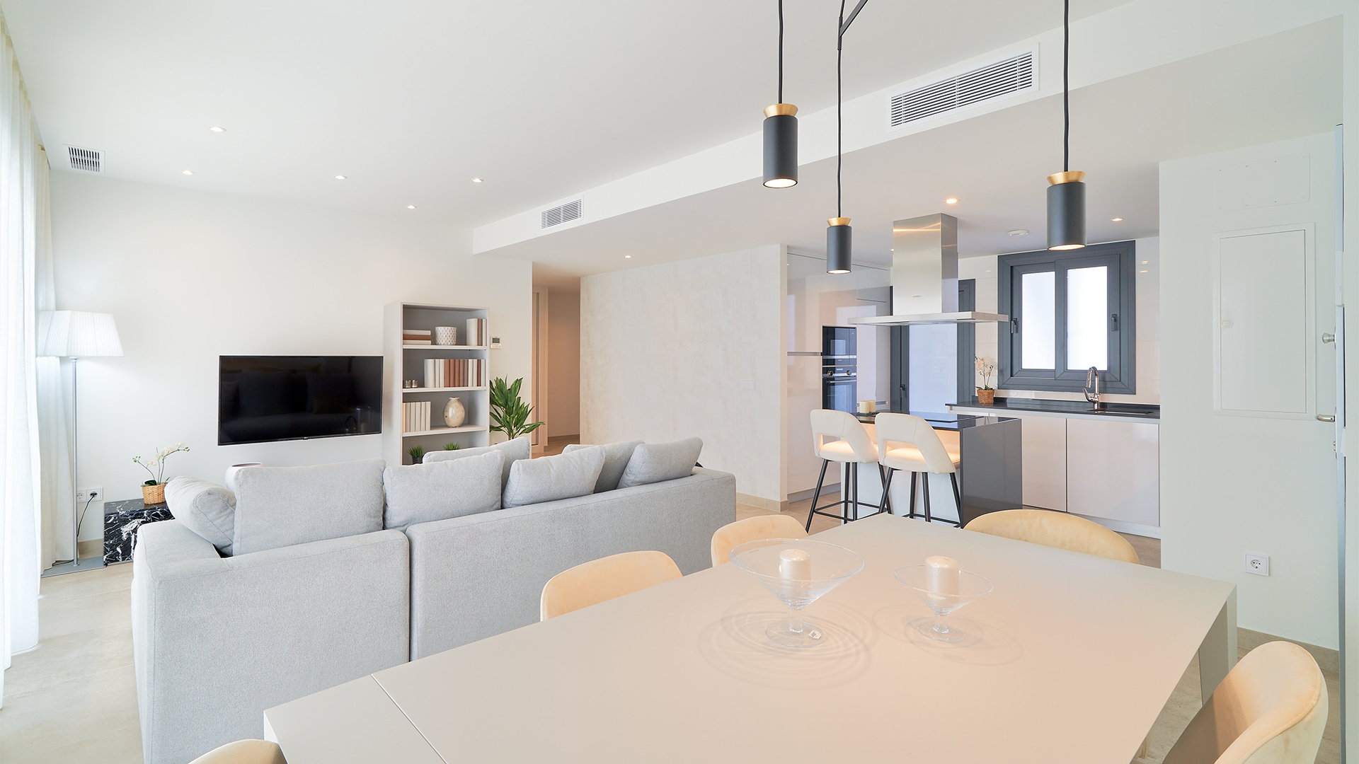 Piso bajo de 2 dormitorios con un impresionante jardín en la prestigiosa Urbanización “Atalaya Emotion”.