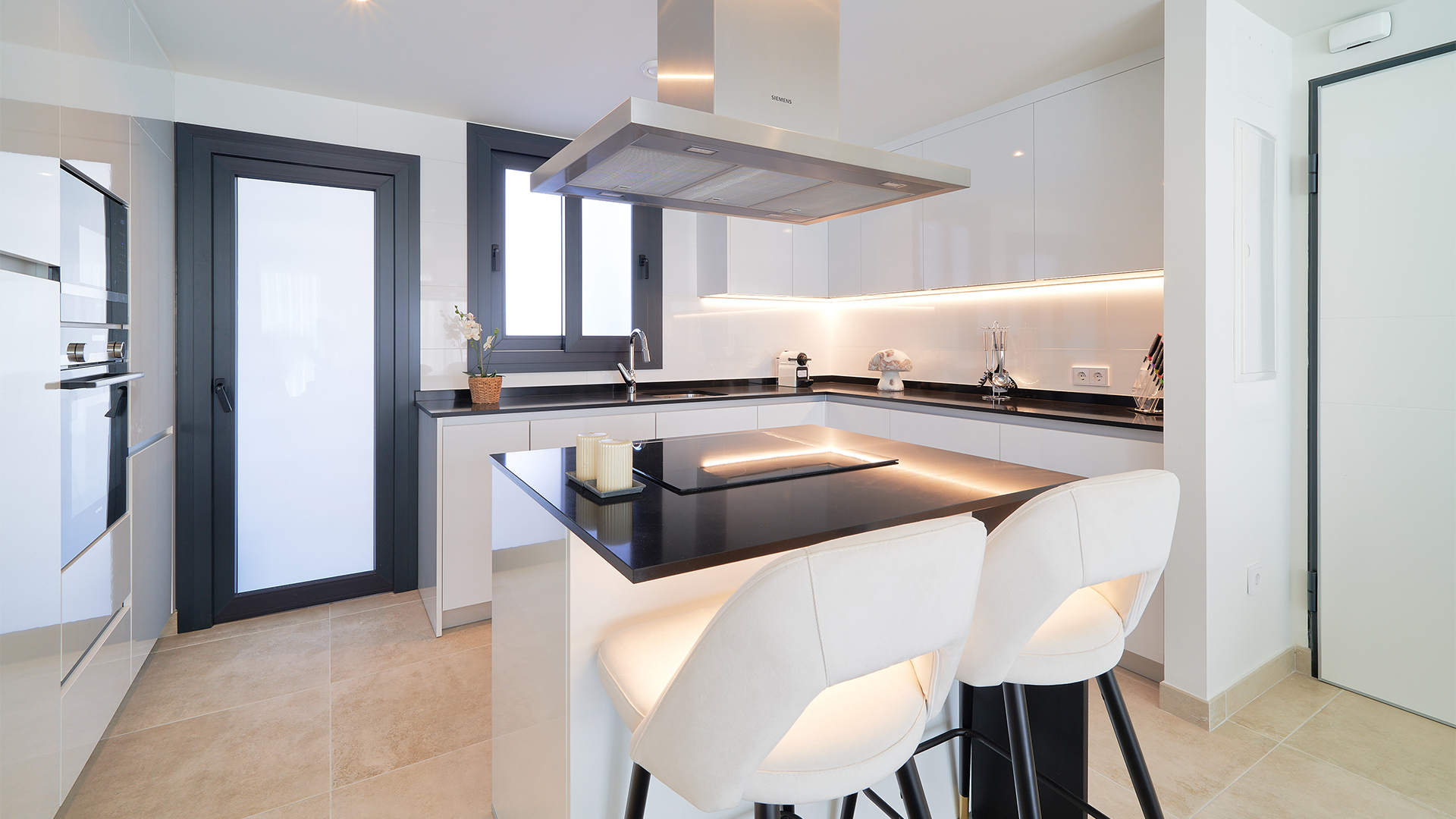 Piso bajo de 2 dormitorios con un impresionante jardín en la prestigiosa Urbanización “Atalaya Emotion”.