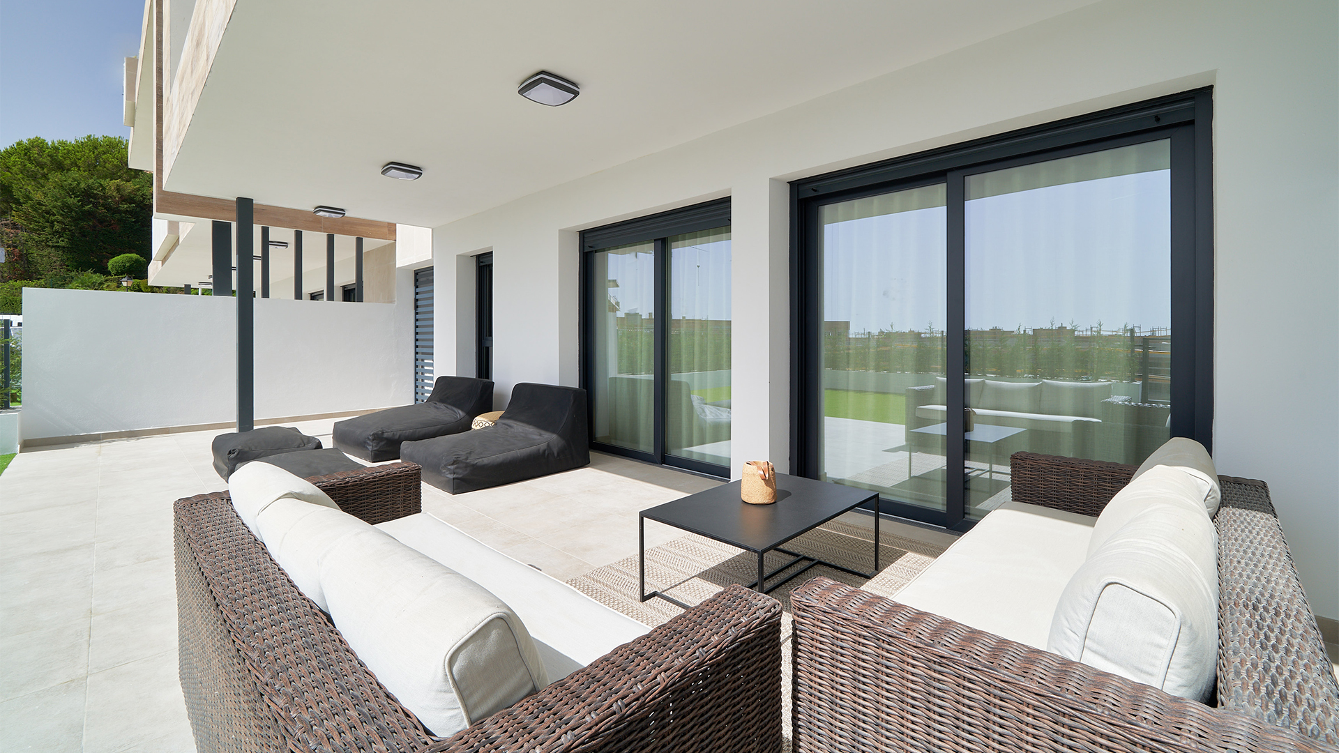 Piso bajo de 2 dormitorios con un impresionante jardín en la prestigiosa Urbanización “Atalaya Emotion”.