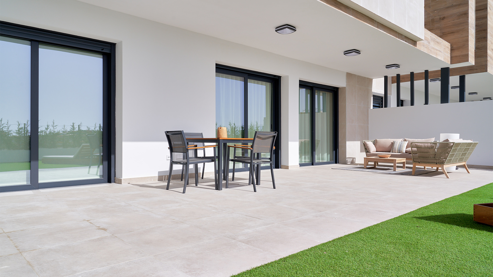 Piso bajo de 2 dormitorios con un impresionante jardín en la prestigiosa Urbanización “Atalaya Emotion”.