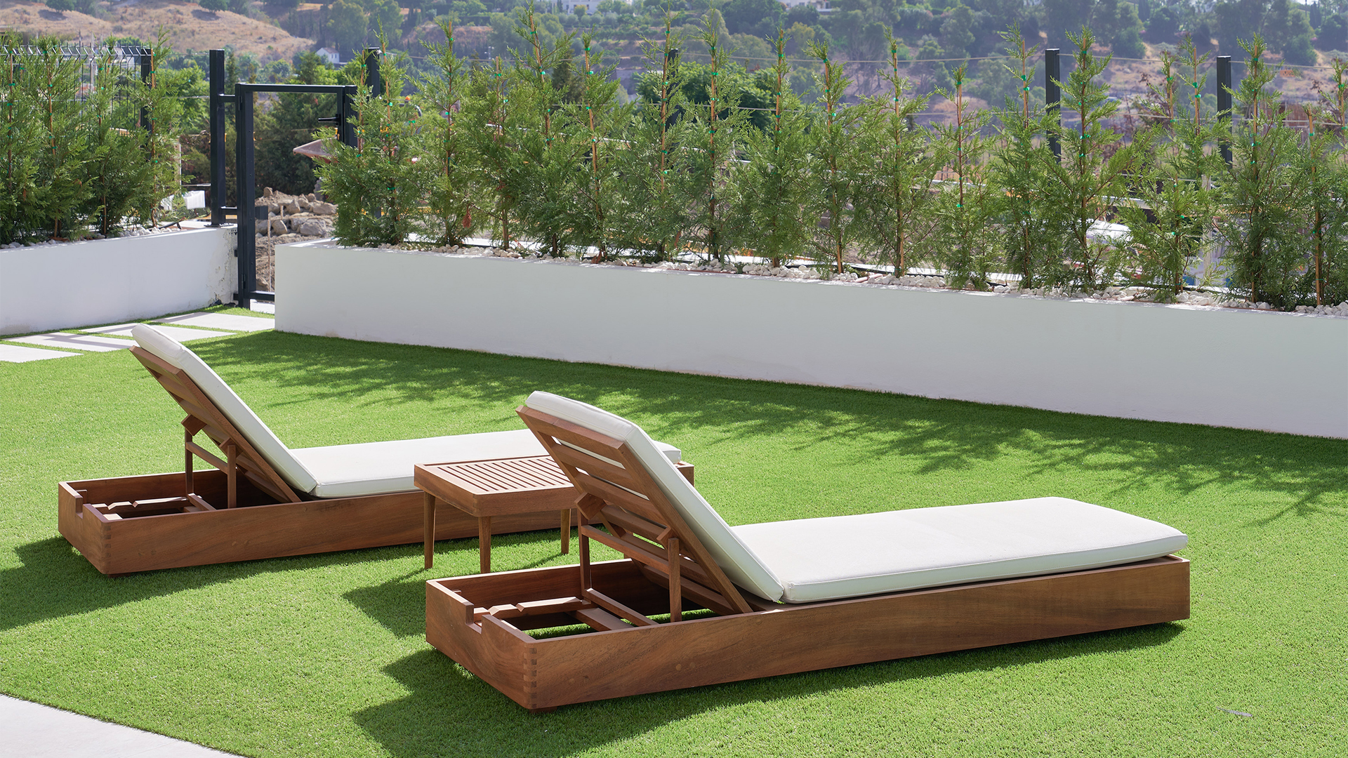 Piso bajo de 2 dormitorios con un impresionante jardín en la prestigiosa Urbanización “Atalaya Emotion”.