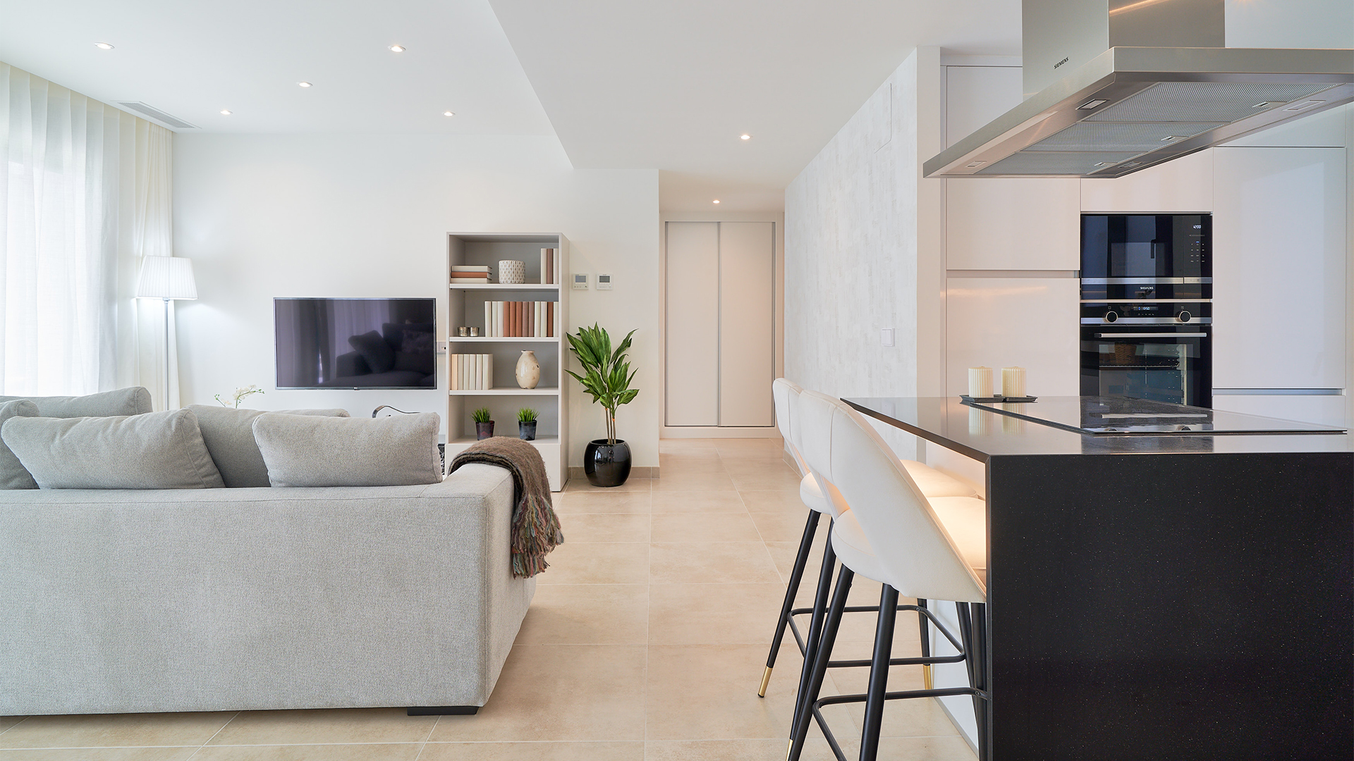 Piso bajo de 2 dormitorios con un impresionante jardín en la prestigiosa Urbanización “Atalaya Emotion”.