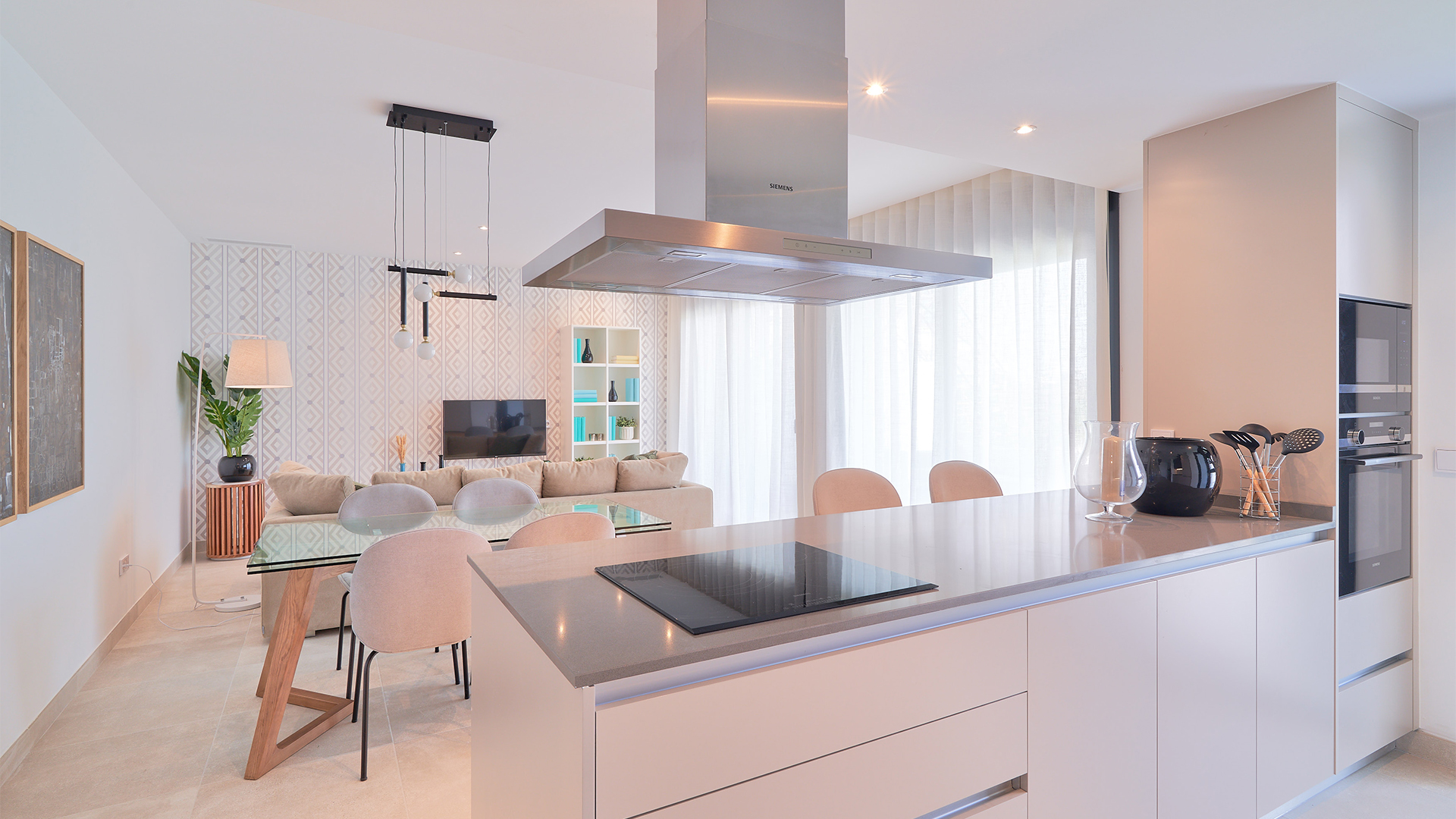 Piso bajo de 2 dormitorios con un impresionante jardín en la prestigiosa Urbanización “Atalaya Emotion”.
