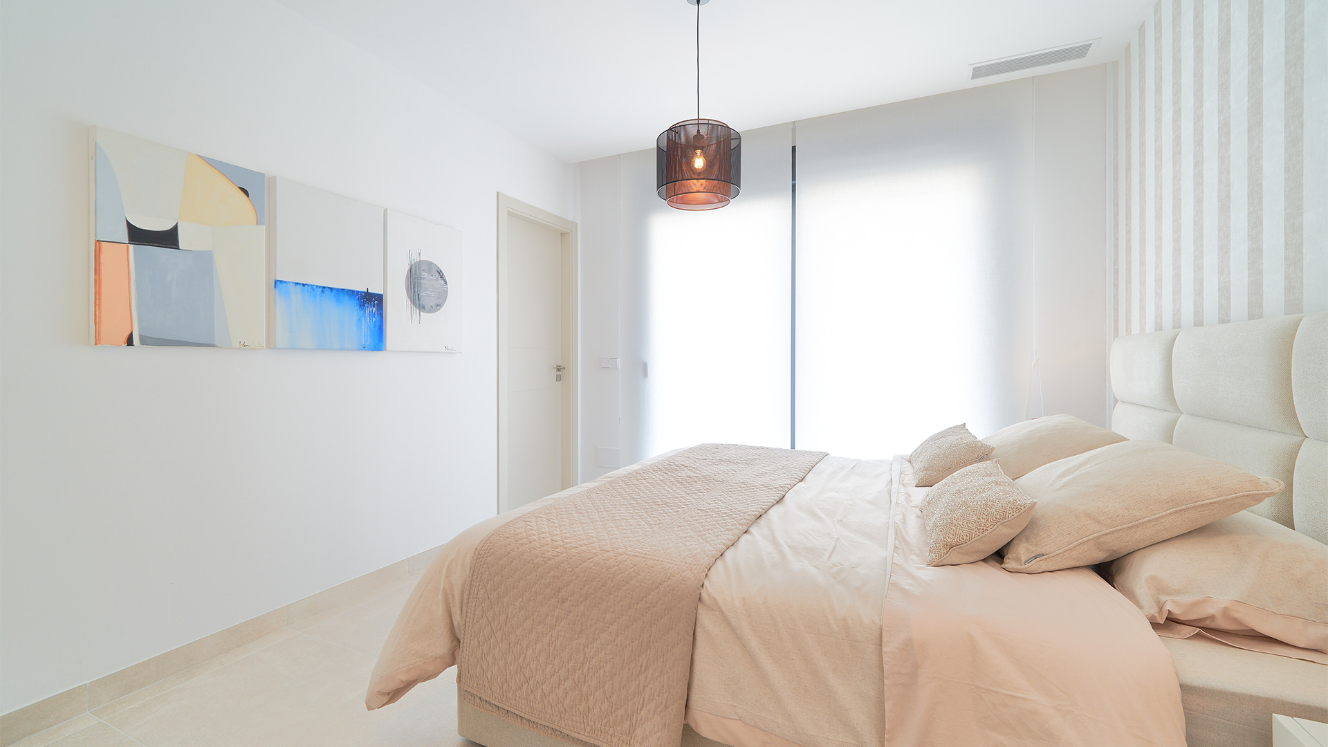 Piso bajo de 2 dormitorios con un impresionante jardín en la prestigiosa Urbanización “Atalaya Emotion”.
