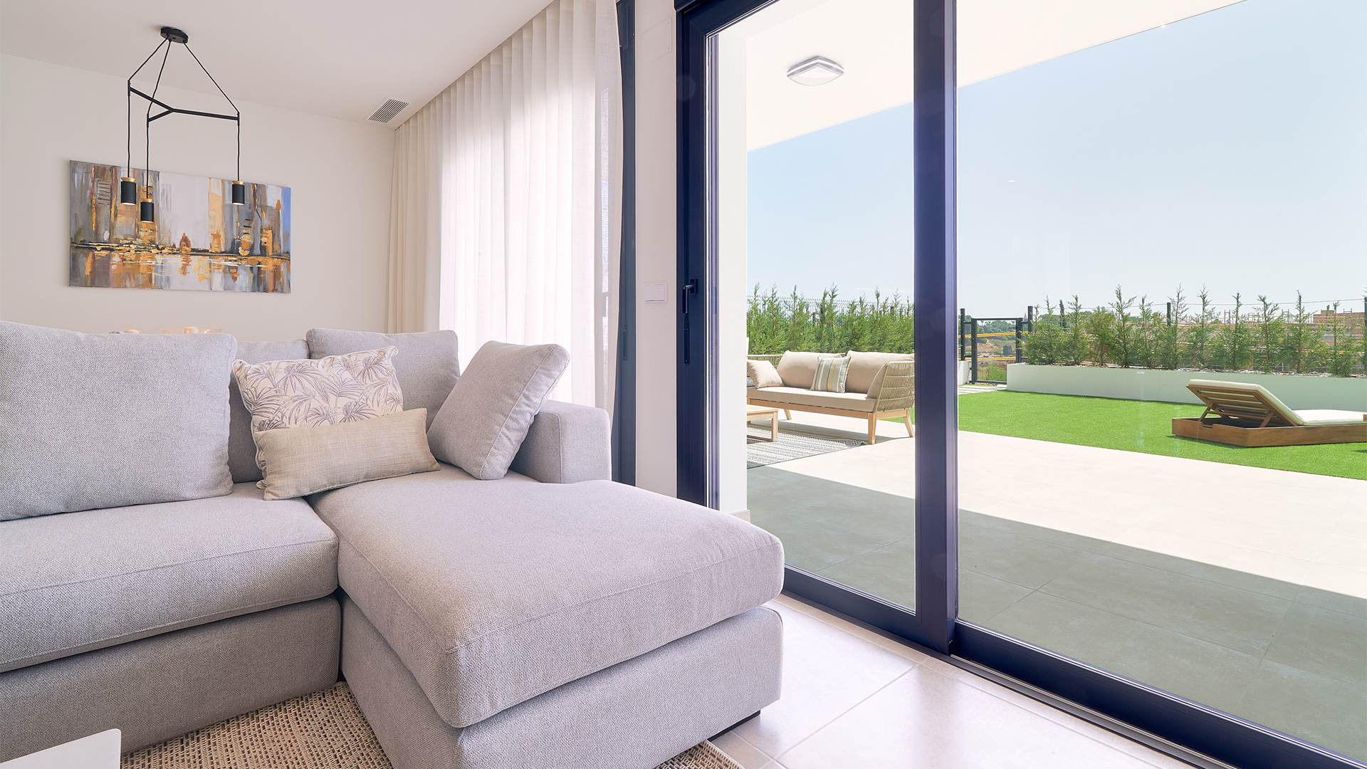 Piso bajo de 2 dormitorios con un impresionante jardín en la prestigiosa Urbanización “Atalaya Emotion”.