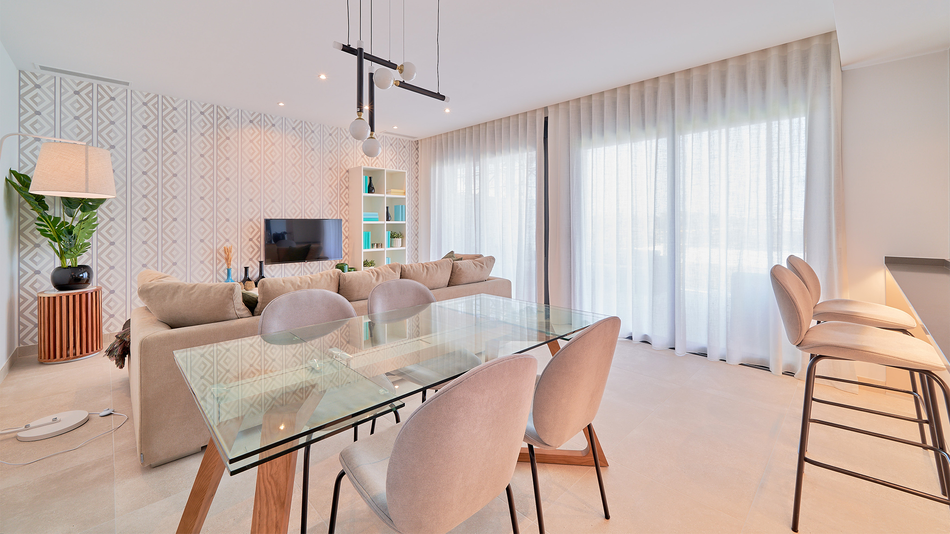 Piso bajo de 2 dormitorios con un impresionante jardín en la prestigiosa Urbanización “Atalaya Emotion”.