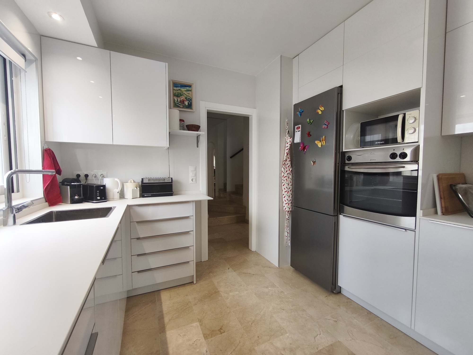 Espectacular Chalet Pareado de Esquina en Estepona: ¡Listo para entrar a vivir y con Coste Eléctrico Cero!