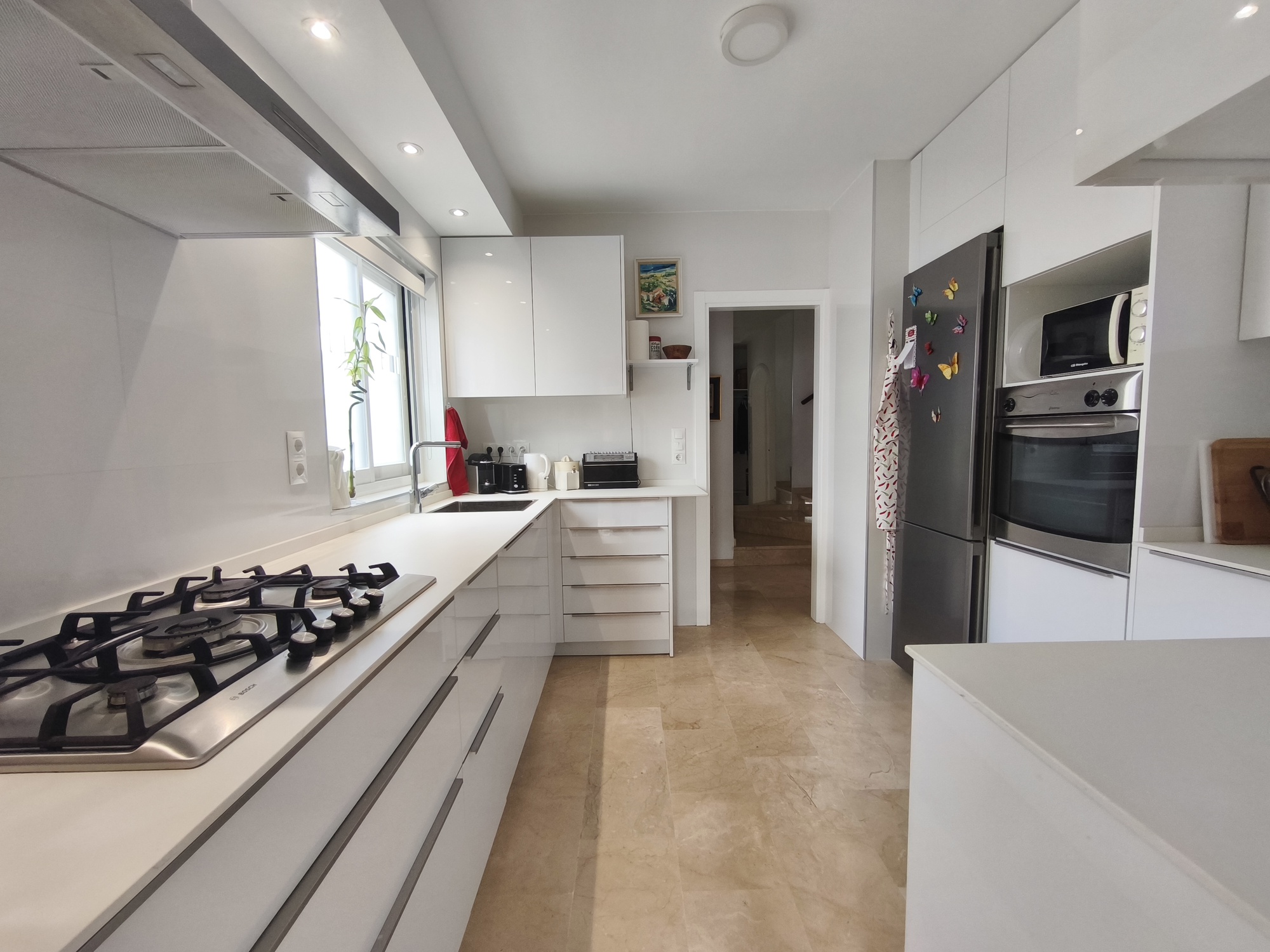 Espectacular Chalet Pareado de Esquina en Estepona: ¡Listo para entrar a vivir y con Coste Eléctrico Cero!
