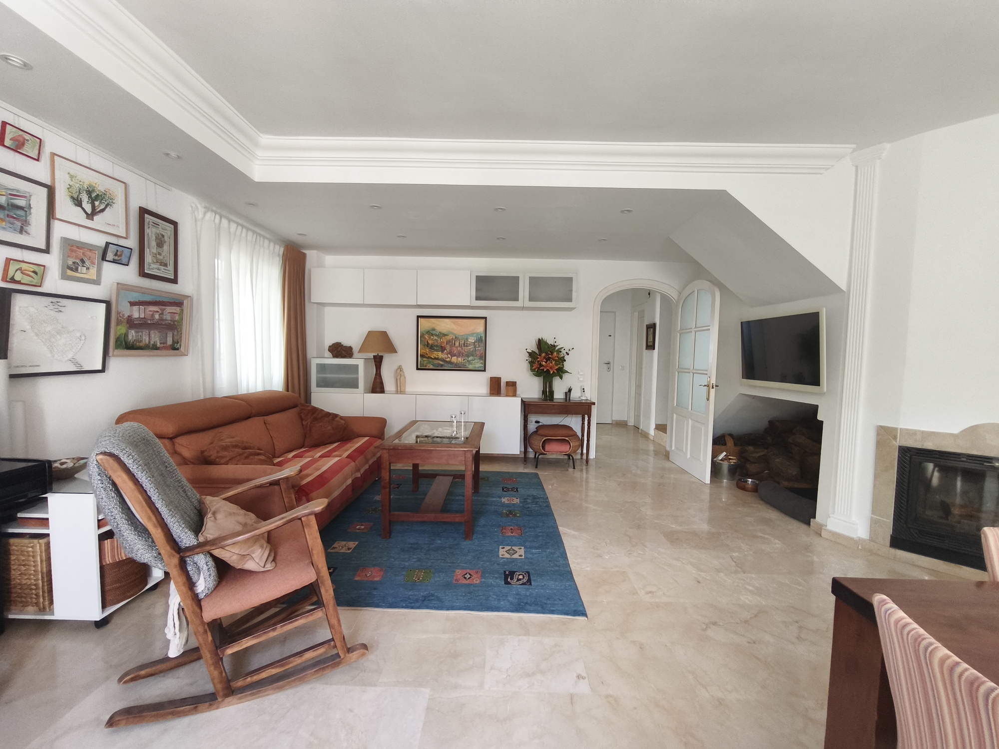 Espectacular Chalet Pareado de Esquina en Estepona: ¡Listo para entrar a vivir y con Coste Eléctrico Cero!