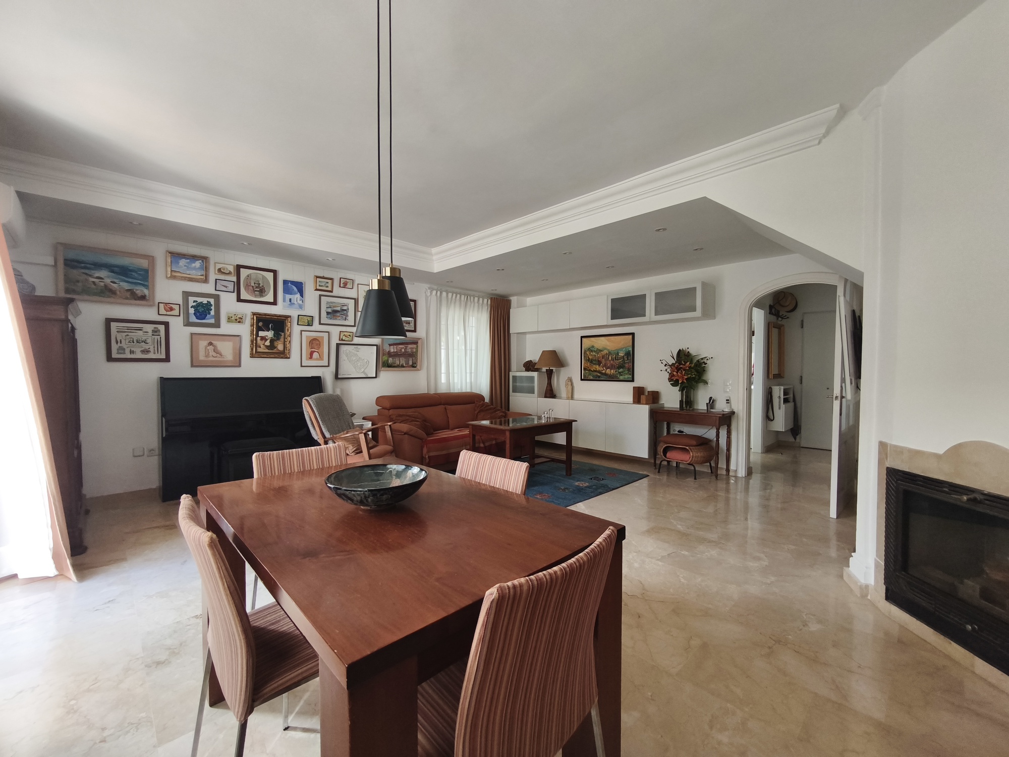 Espectacular Chalet Pareado de Esquina en Estepona: ¡Listo para entrar a vivir y con Coste Eléctrico Cero!