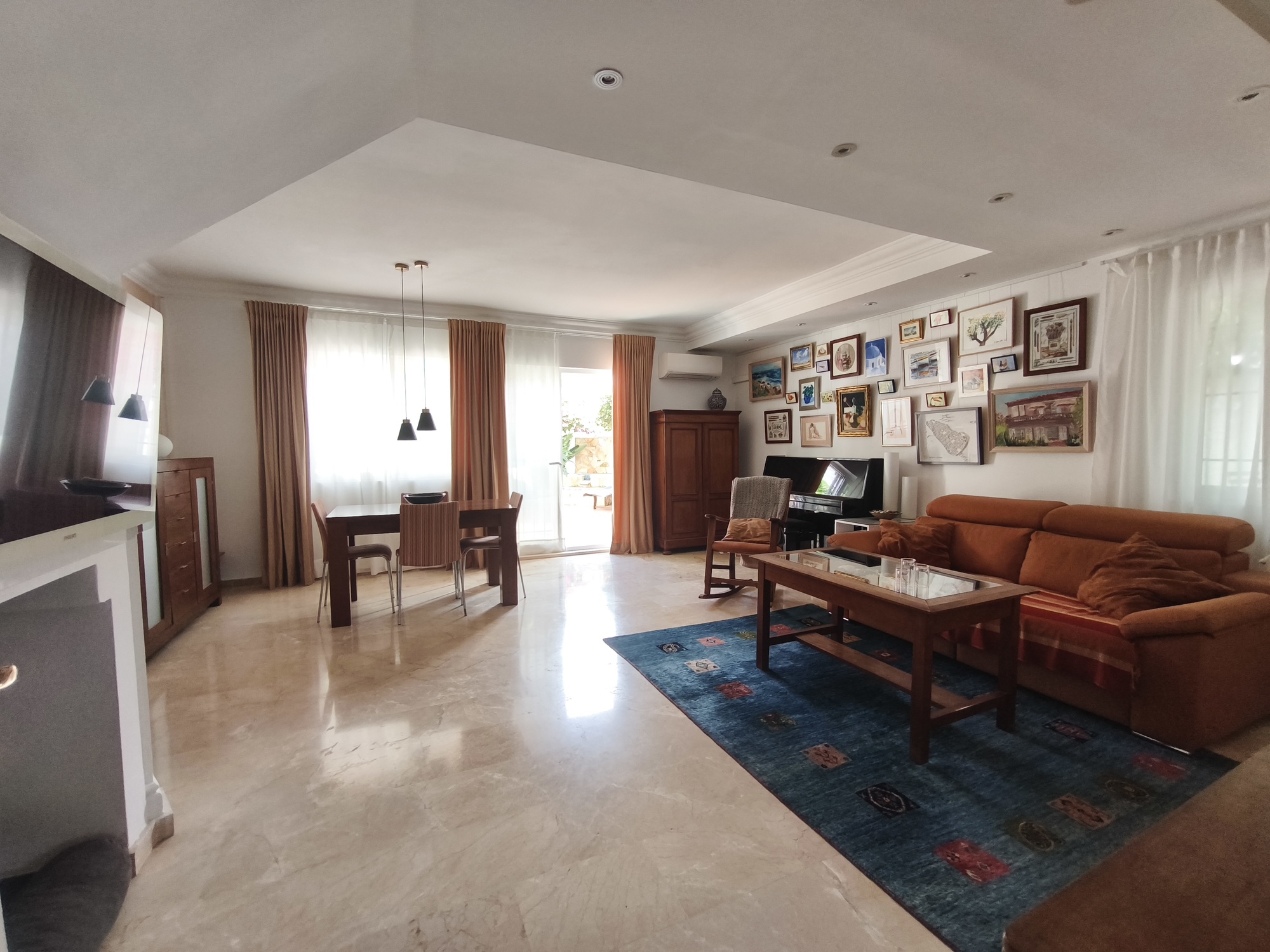 Espectacular Chalet Pareado de Esquina en Estepona: ¡Listo para entrar a vivir y con Coste Eléctrico Cero!