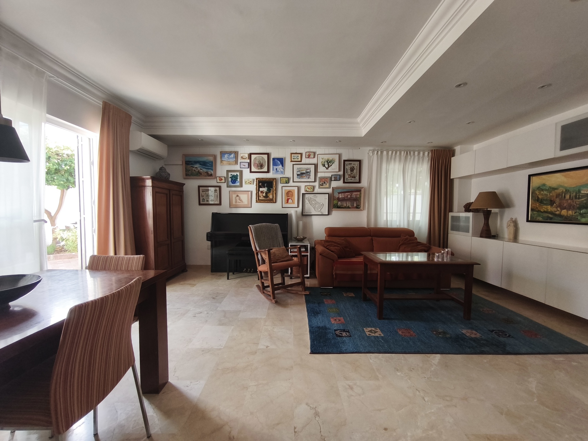 Espectacular Chalet Pareado de Esquina en Estepona: ¡Listo para entrar a vivir y con Coste Eléctrico Cero!