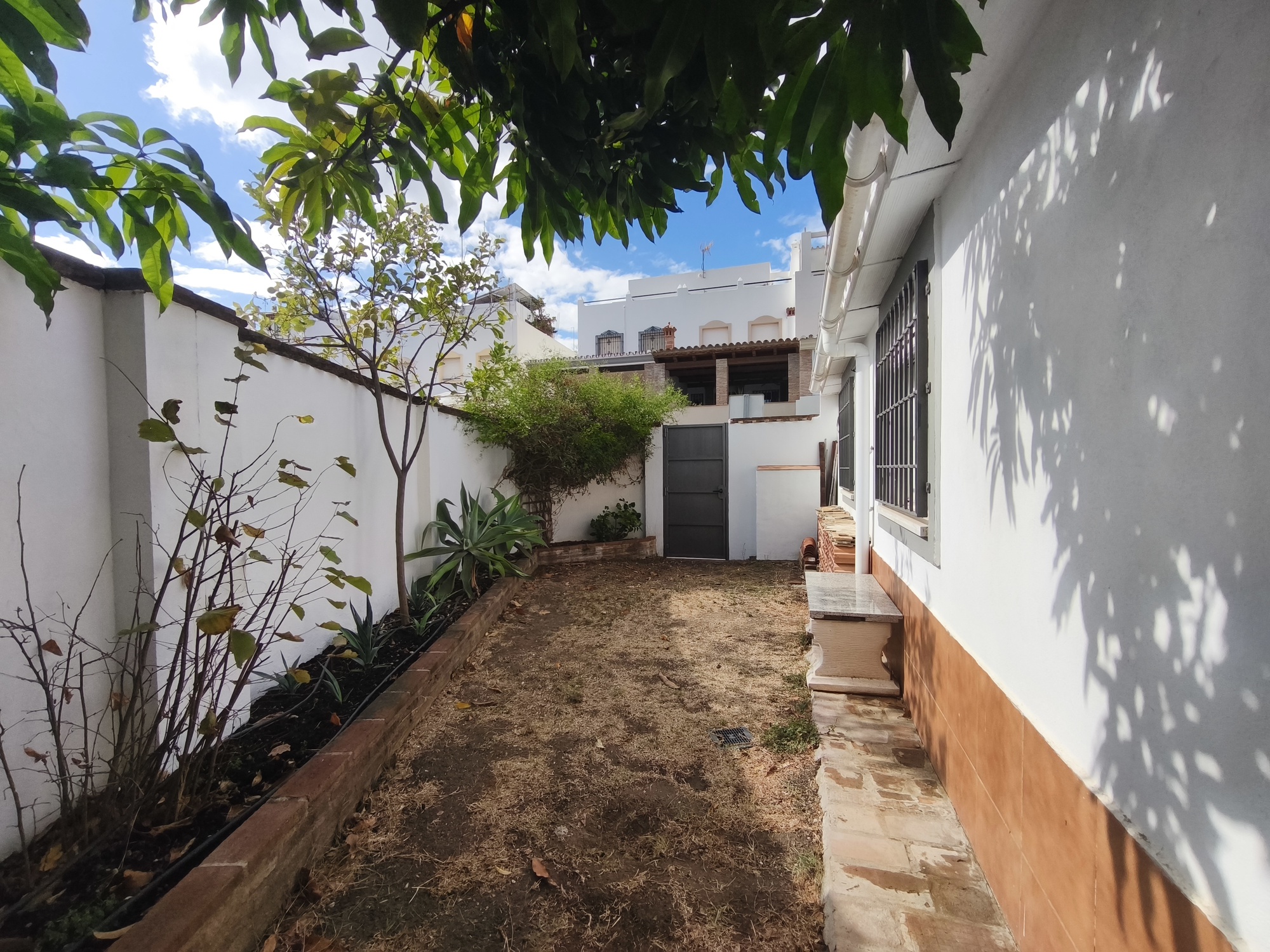 Espectacular Chalet Pareado de Esquina en Estepona: ¡Listo para entrar a vivir y con Coste Eléctrico Cero!