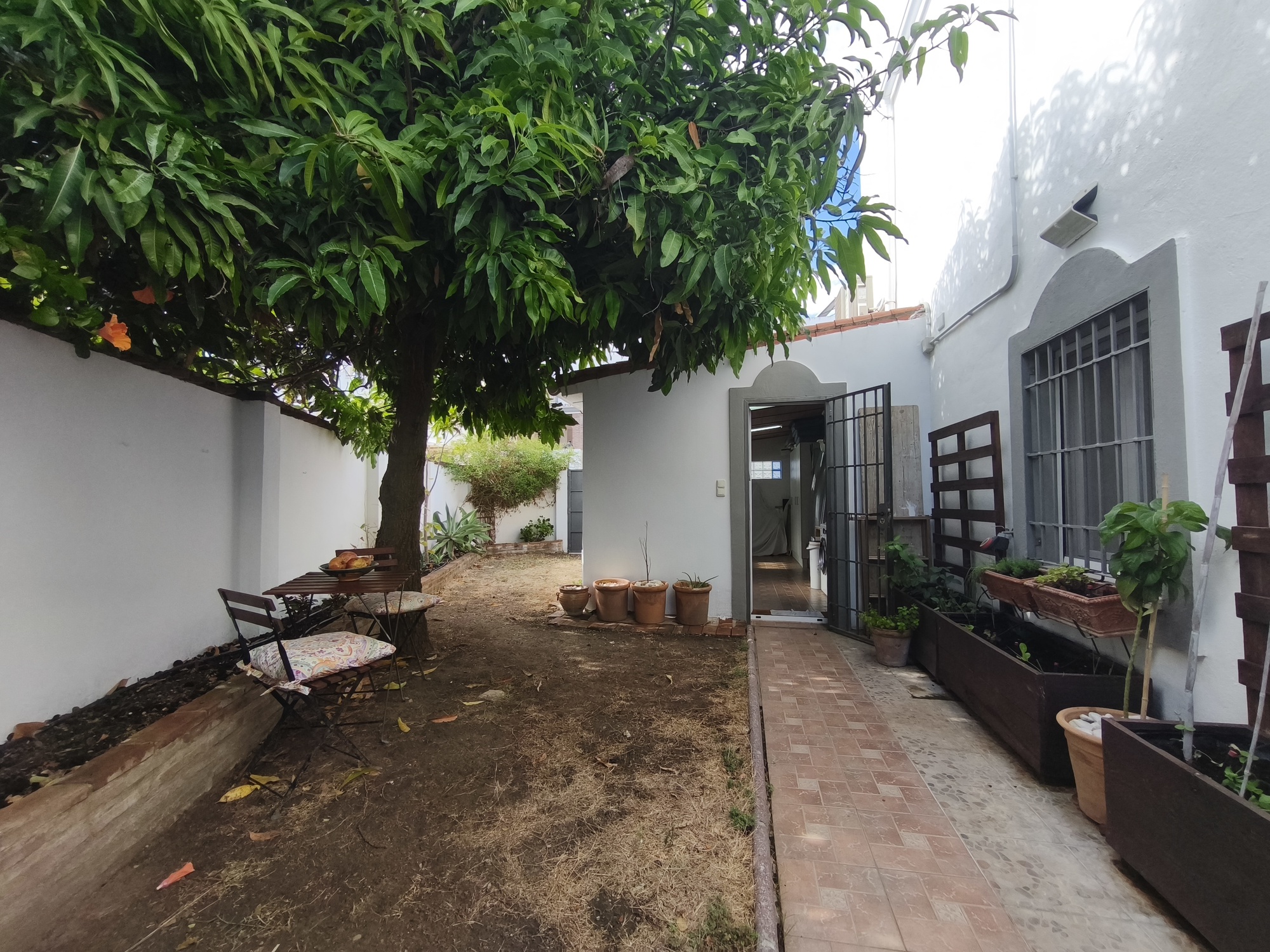 Espectacular Chalet Pareado de Esquina en Estepona: ¡Listo para entrar a vivir y con Coste Eléctrico Cero!