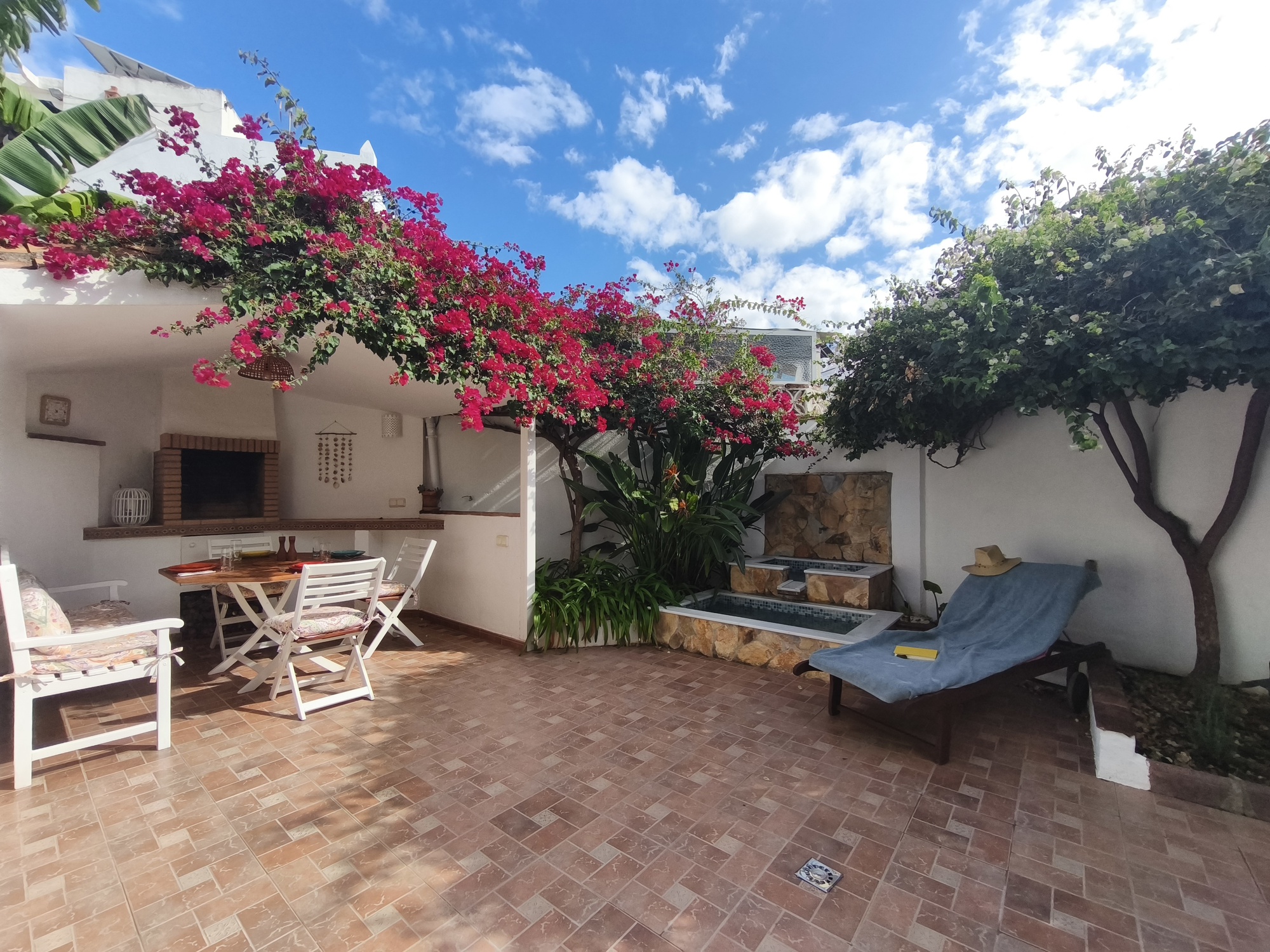 Espectacular Chalet Pareado de Esquina en Estepona: ¡Listo para entrar a vivir y con Coste Eléctrico Cero!