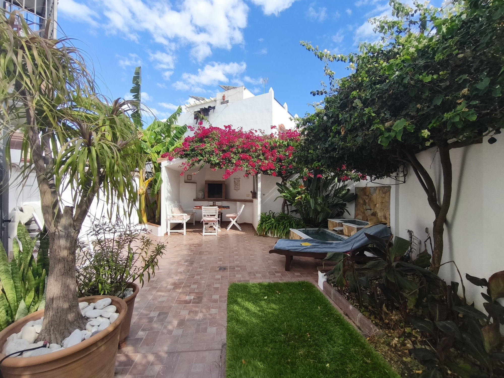 Espectacular Chalet Pareado de Esquina en Estepona: ¡Listo para entrar a vivir y con Coste Eléctrico Cero!