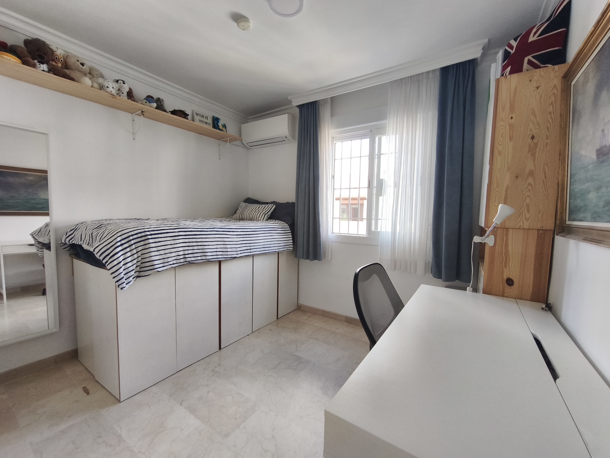 Espectacular Chalet Pareado de Esquina en Estepona: ¡Listo para entrar a vivir y con Coste Eléctrico Cero!