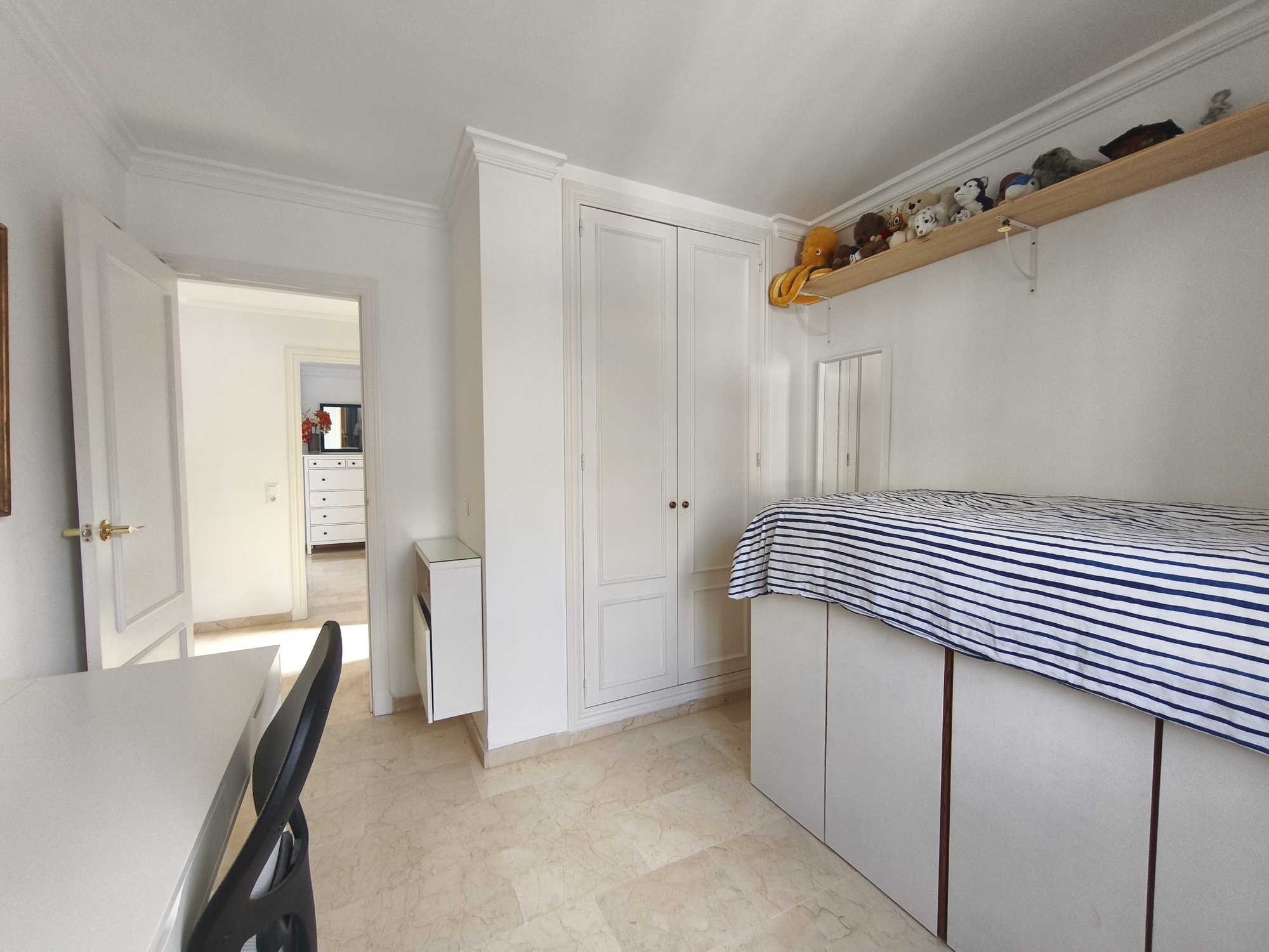 Espectacular Chalet Pareado de Esquina en Estepona: ¡Listo para entrar a vivir y con Coste Eléctrico Cero!