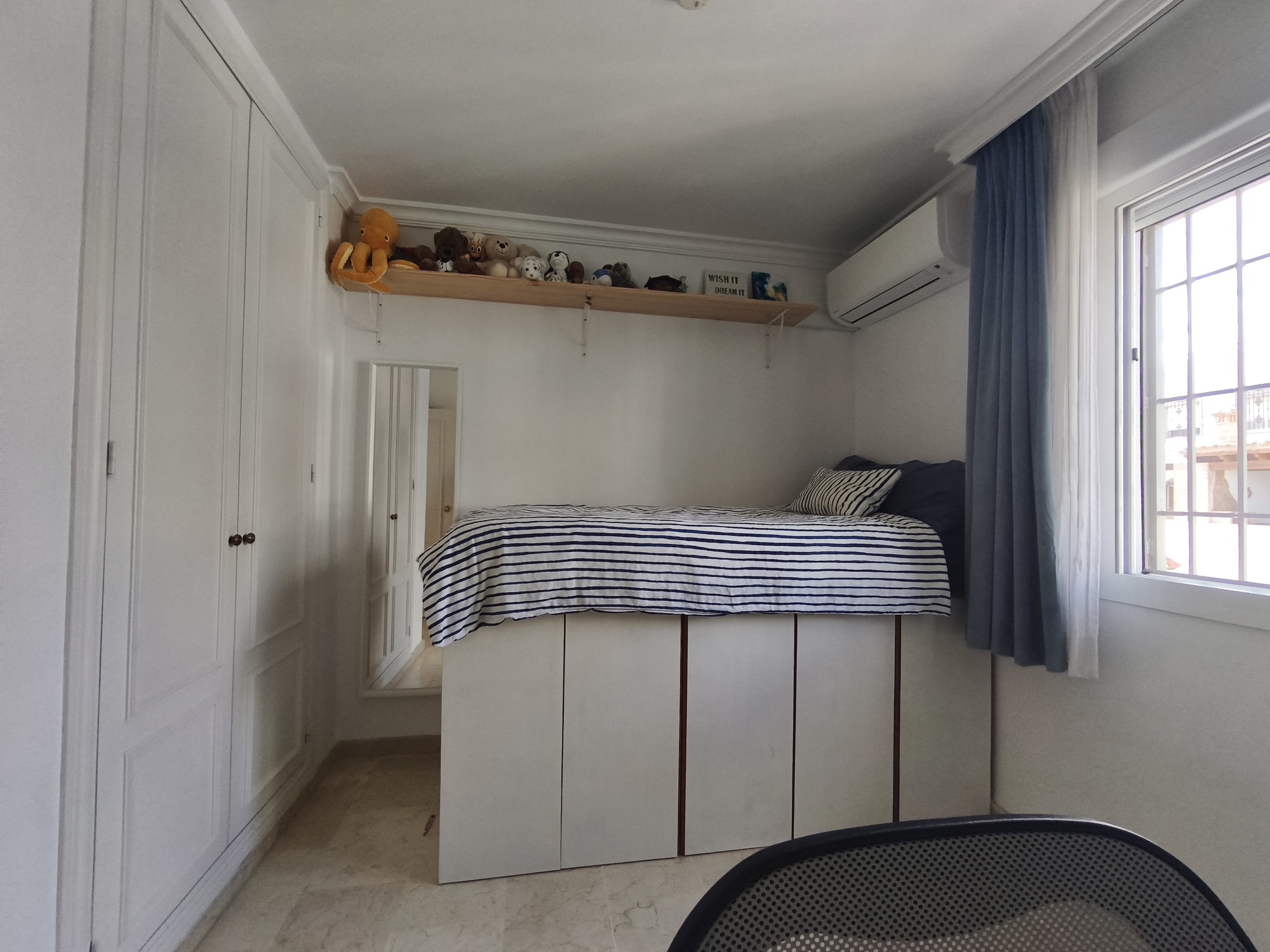 Espectacular Chalet Pareado de Esquina en Estepona: ¡Listo para entrar a vivir y con Coste Eléctrico Cero!