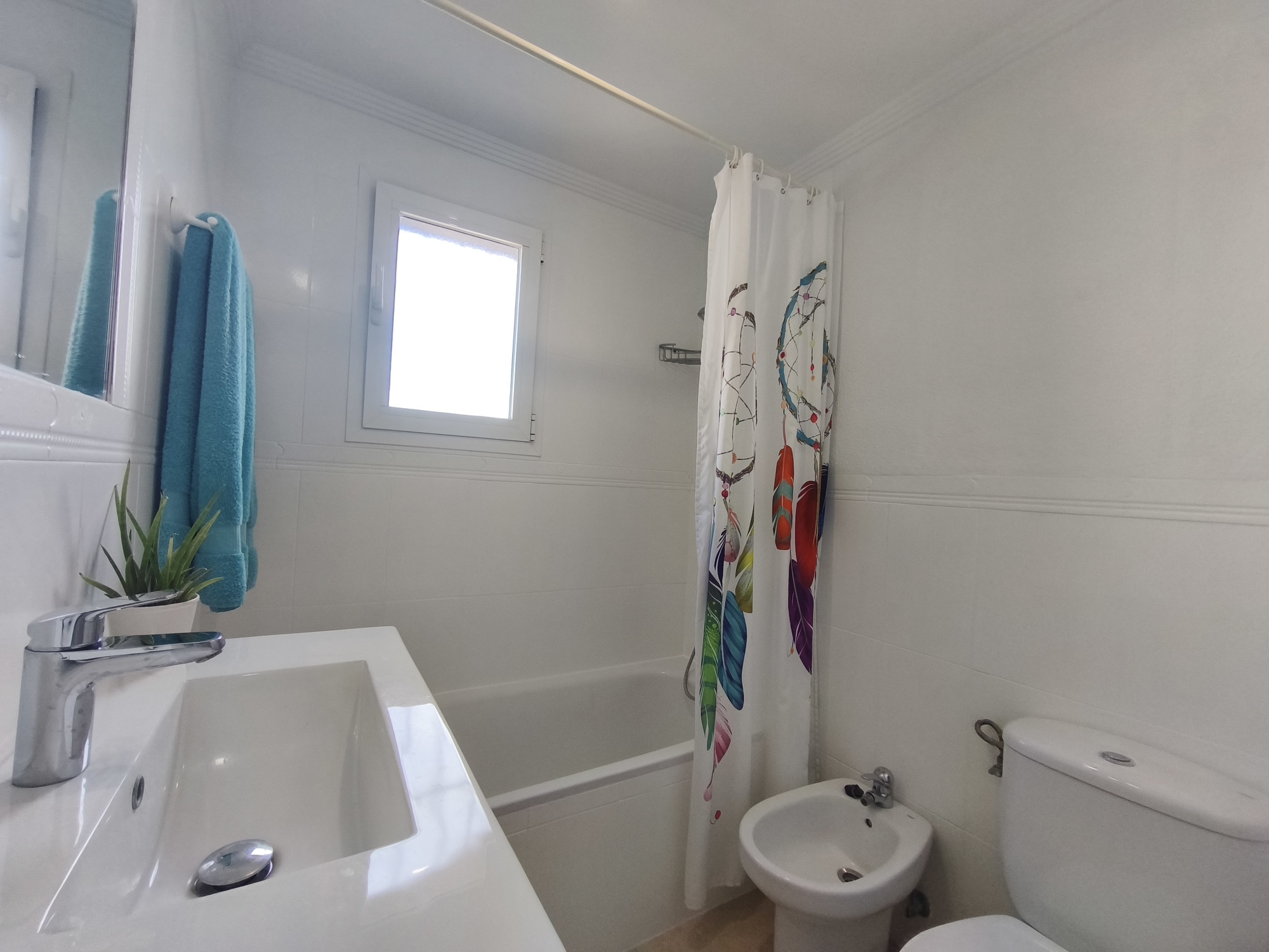 Espectacular Chalet Pareado de Esquina en Estepona: ¡Listo para entrar a vivir y con Coste Eléctrico Cero!