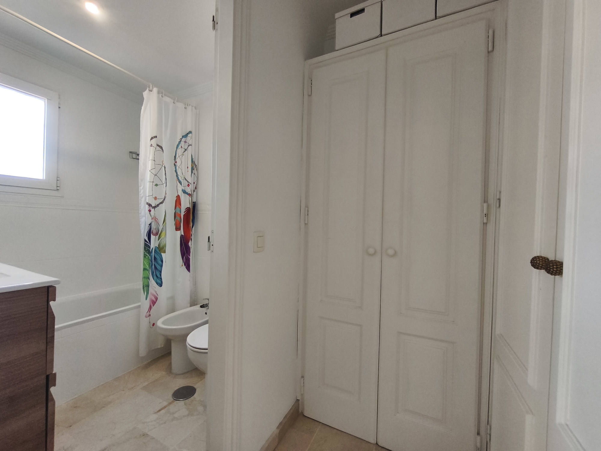 Espectacular Chalet Pareado de Esquina en Estepona: ¡Listo para entrar a vivir y con Coste Eléctrico Cero!