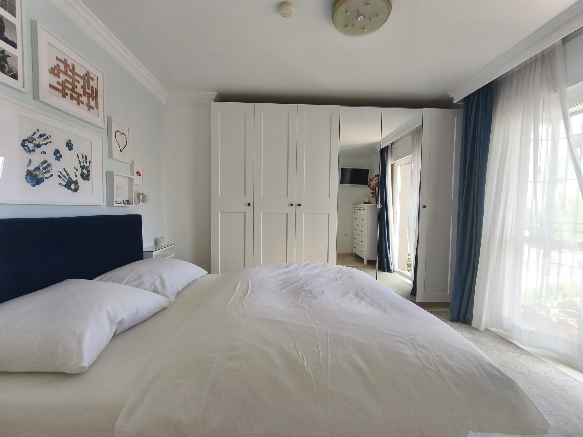 Espectacular Chalet Pareado de Esquina en Estepona: ¡Listo para entrar a vivir y con Coste Eléctrico Cero!
