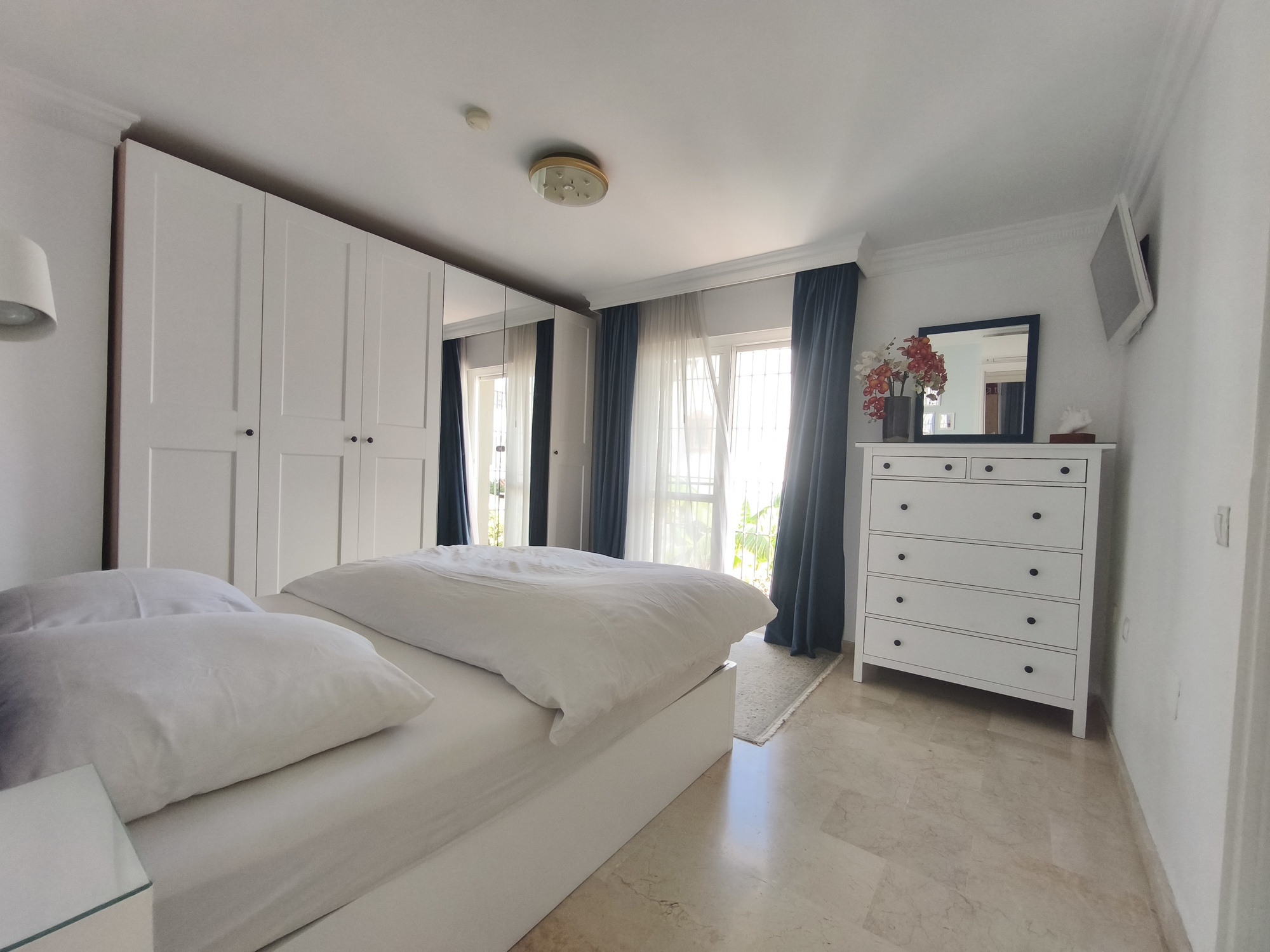 Espectacular Chalet Pareado de Esquina en Estepona: ¡Listo para entrar a vivir y con Coste Eléctrico Cero!