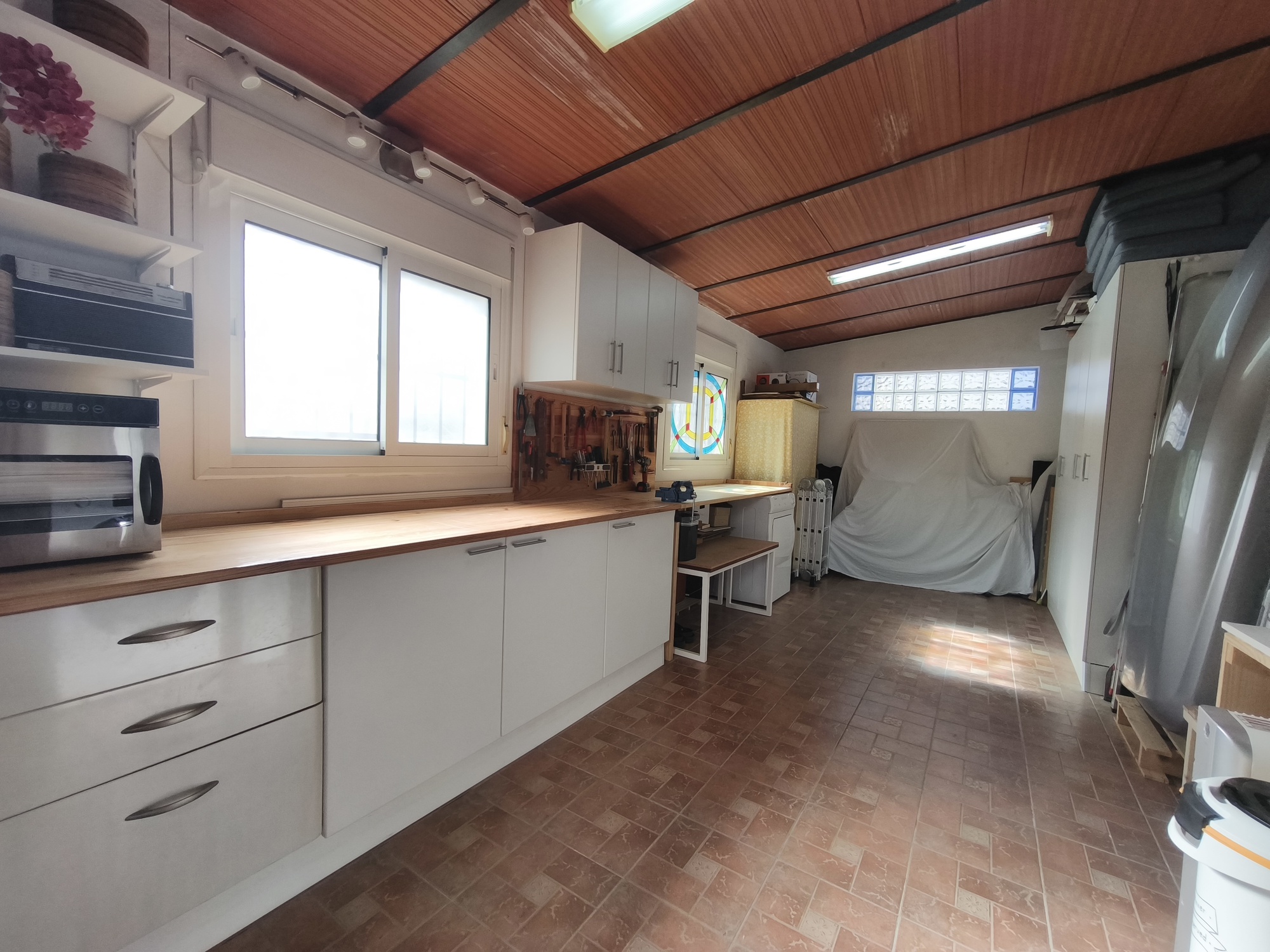 Espectacular Chalet Pareado de Esquina en Estepona: ¡Listo para entrar a vivir y con Coste Eléctrico Cero!