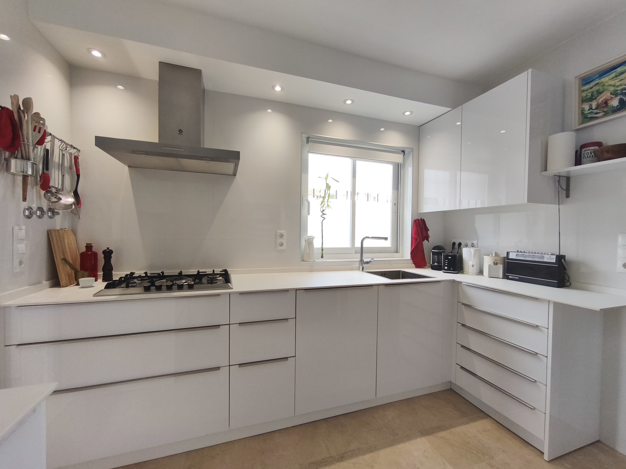 Espectacular Chalet Pareado de Esquina en Estepona: ¡Listo para entrar a vivir y con Coste Eléctrico Cero!